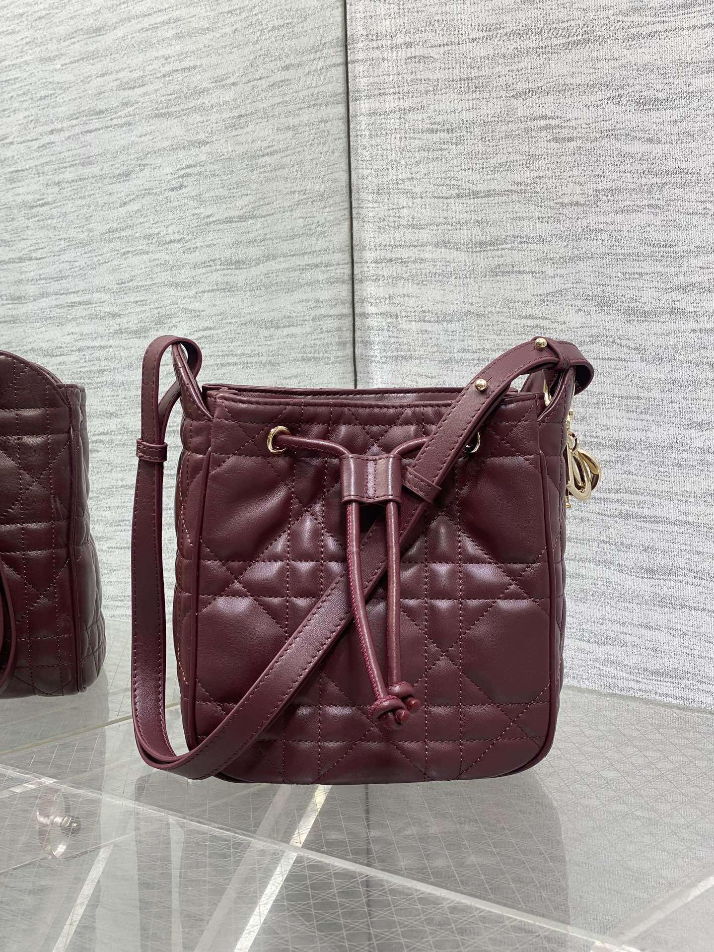 枣红小号现货‼️Caro水桶包Motion系列，新款美包又上新了，进口小羊皮精心制作，精湛的工艺，经典的