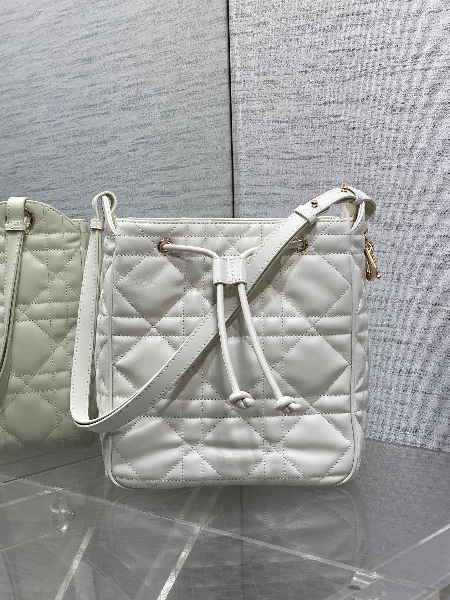 白色中号现货‼️Caro水桶包Motion系列，新款美包又上新了，进口小羊皮精心制作，精湛的工艺，经典的