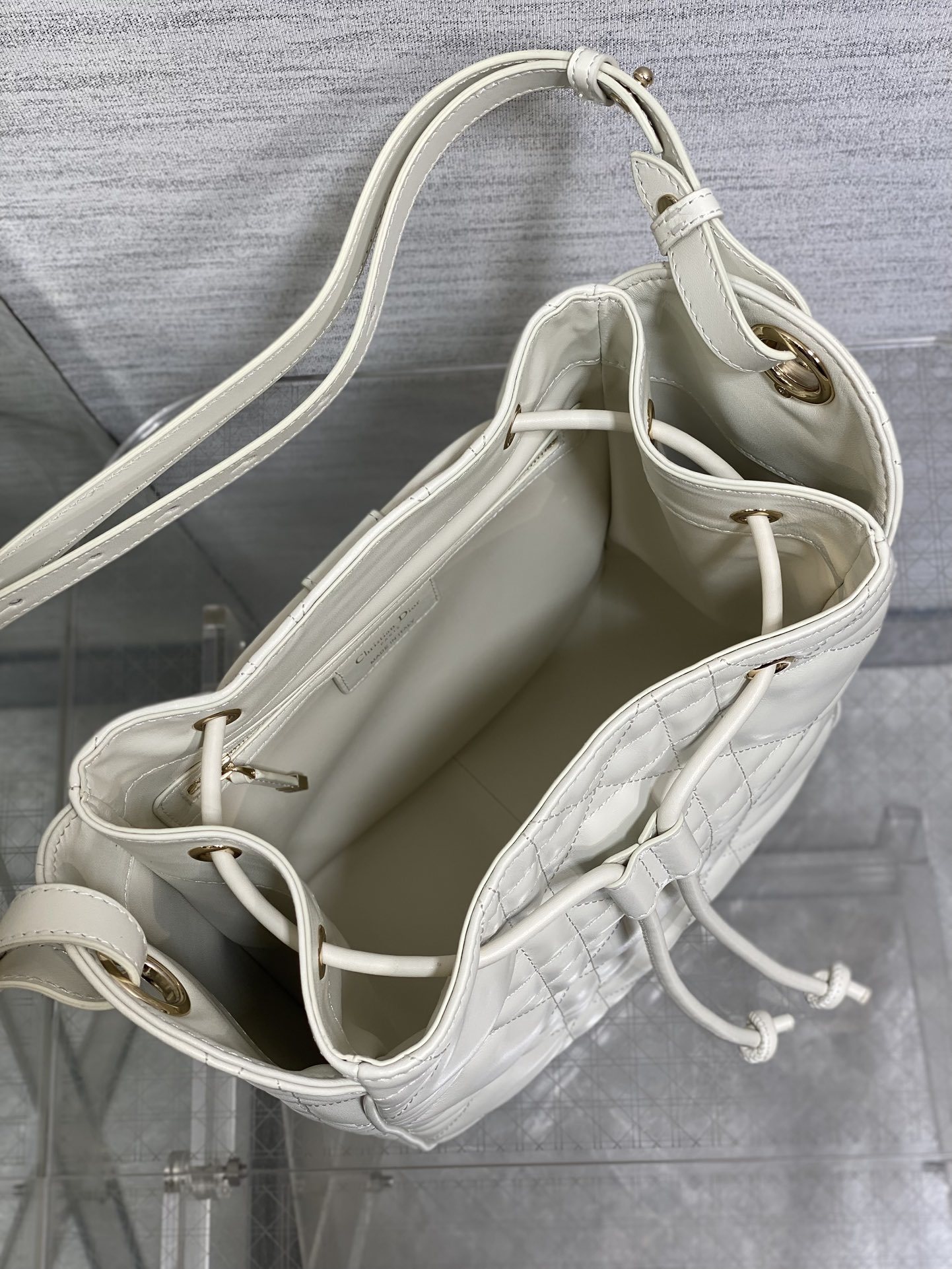 白色中号现货‼️Caro水桶包Motion系列,新款美包又上新了,进口小羊皮精心制作,精湛的工艺,经典的