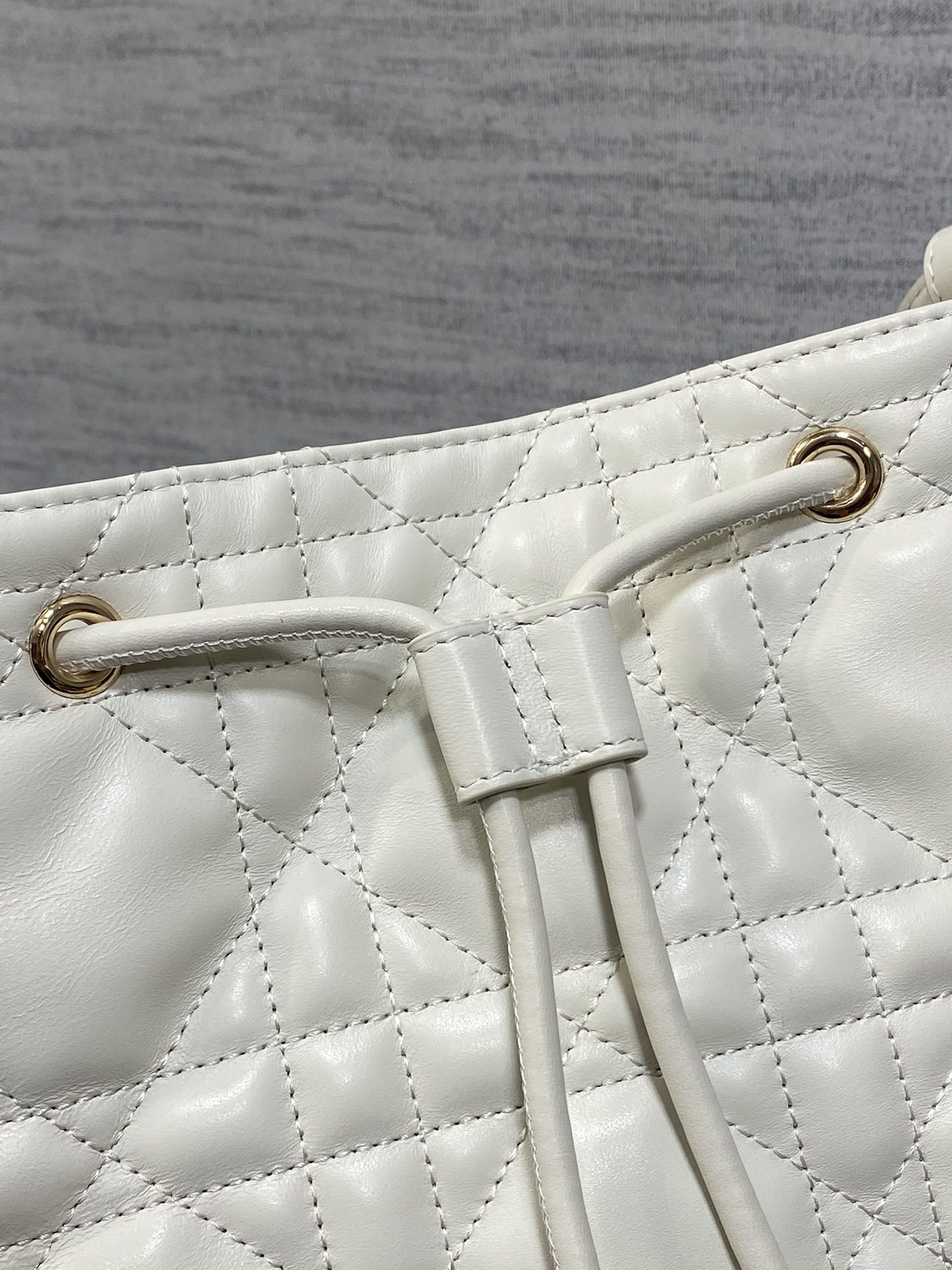 白色中号现货‼️Caro水桶包Motion系列,新款美包又上新了,进口小羊皮精心制作,精湛的工艺,经典的