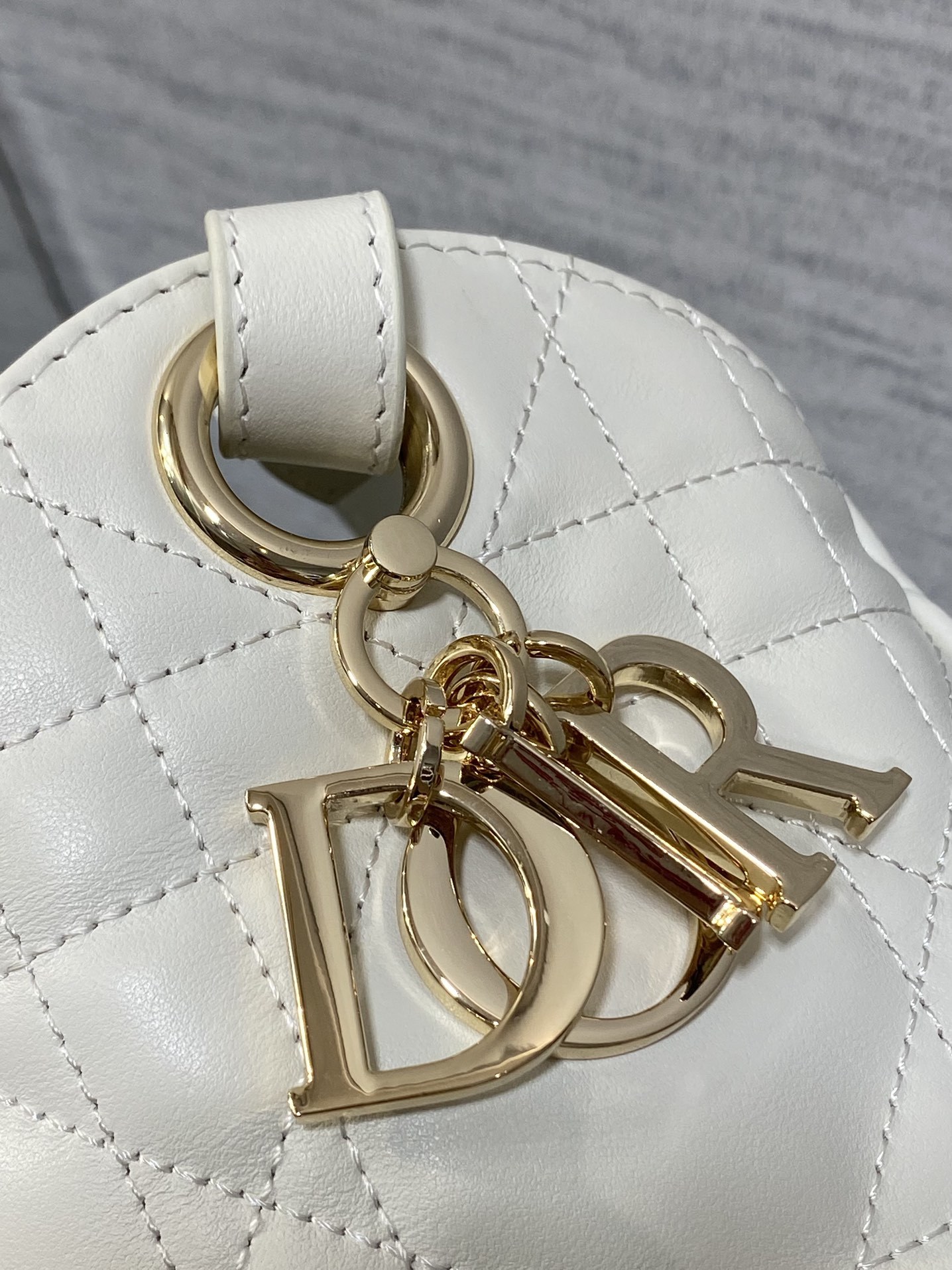 白色中号现货‼️Caro水桶包Motion系列,新款美包又上新了,进口小羊皮精心制作,精湛的工艺,经典的