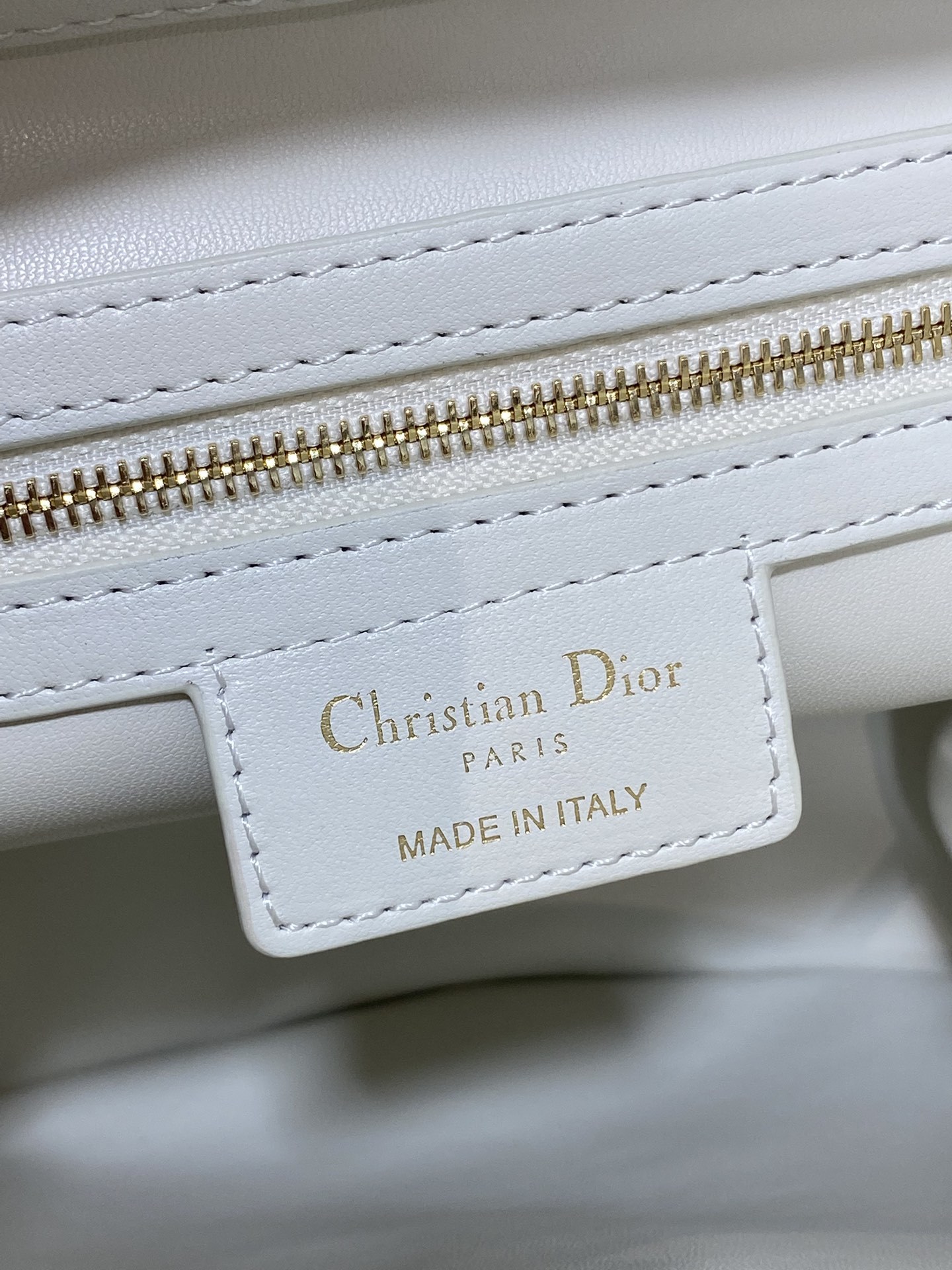 白色小号现货‼️Caro水桶包Motion系列,新款美包又上新了,进口小羊皮精心制作,精湛的工艺,经典的