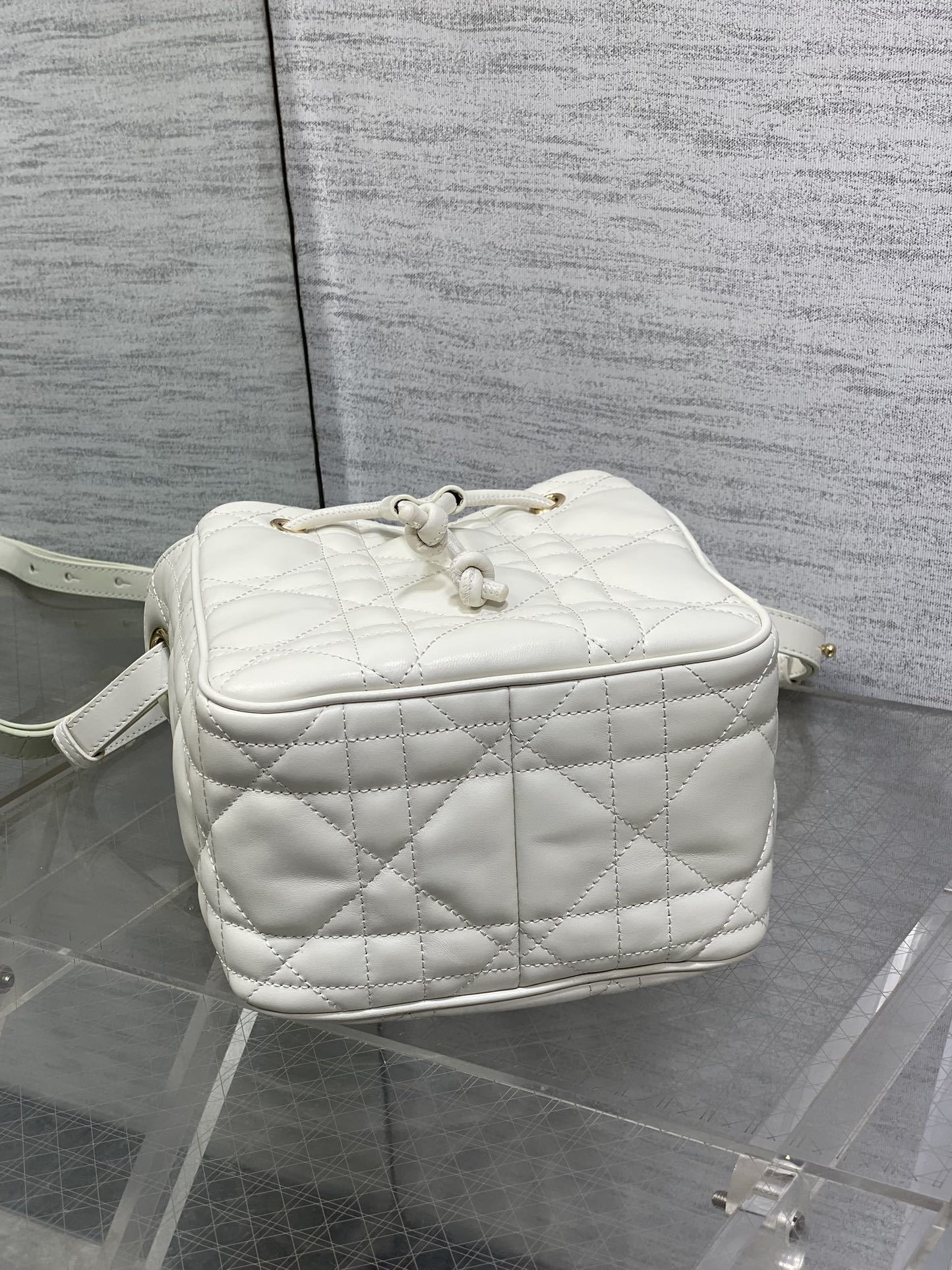 白色小号现货‼️Caro水桶包Motion系列,新款美包又上新了,进口小羊皮精心制作,精湛的工艺,经典的