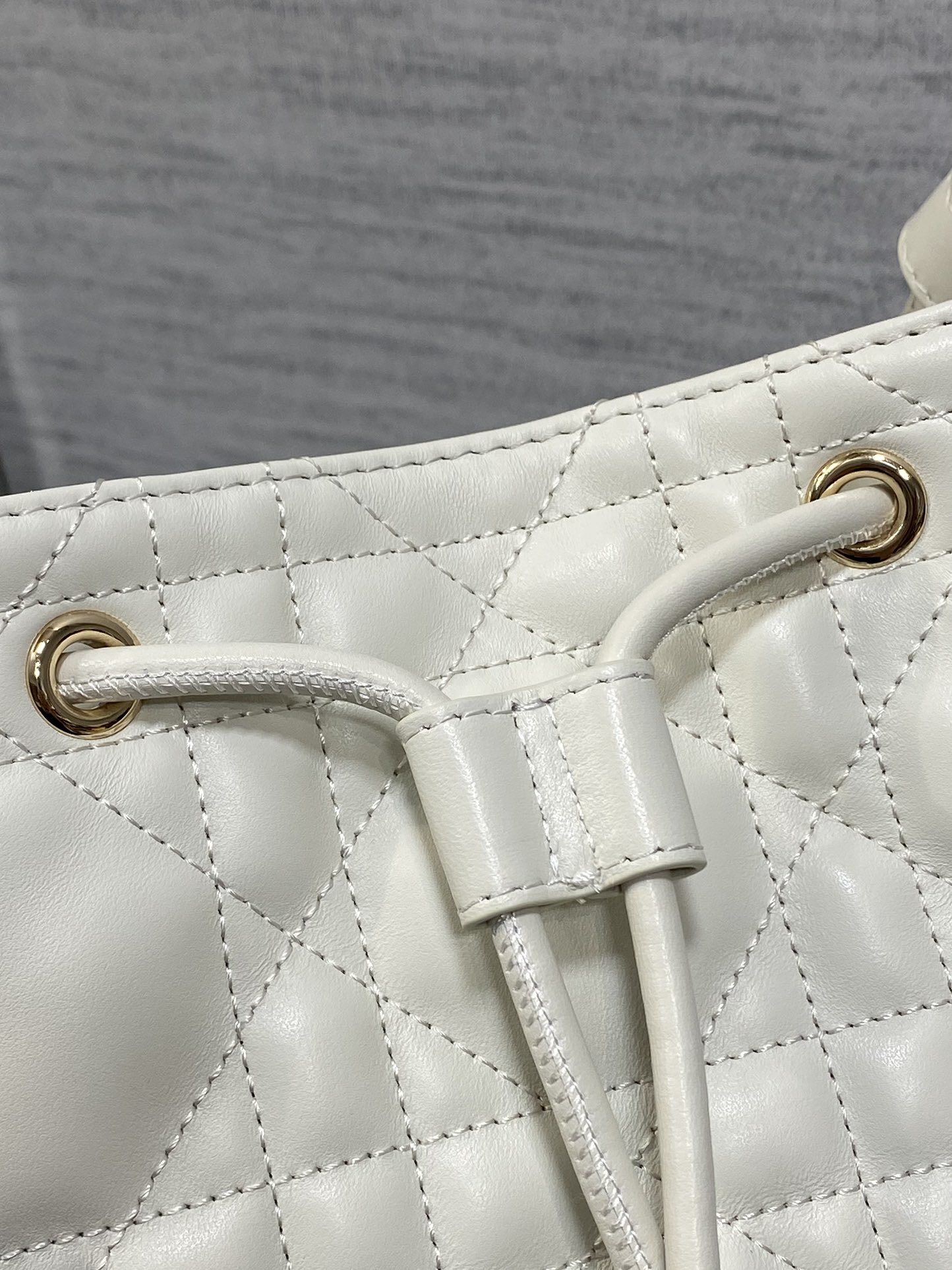 白色小号现货‼️Caro水桶包Motion系列,新款美包又上新了,进口小羊皮精心制作,精湛的工艺,经典的