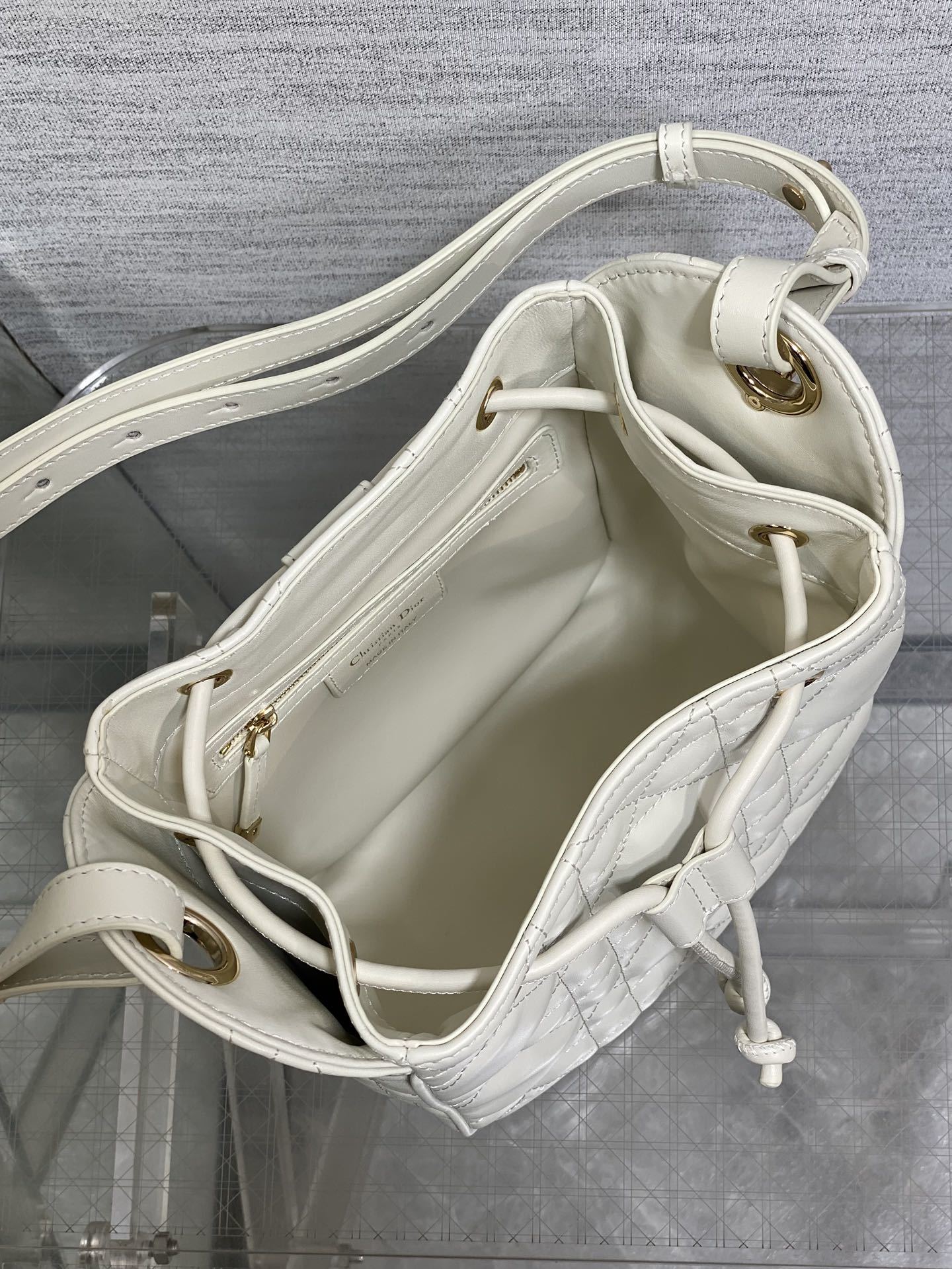 白色小号现货‼️Caro水桶包Motion系列,新款美包又上新了,进口小羊皮精心制作,精湛的工艺,经典的