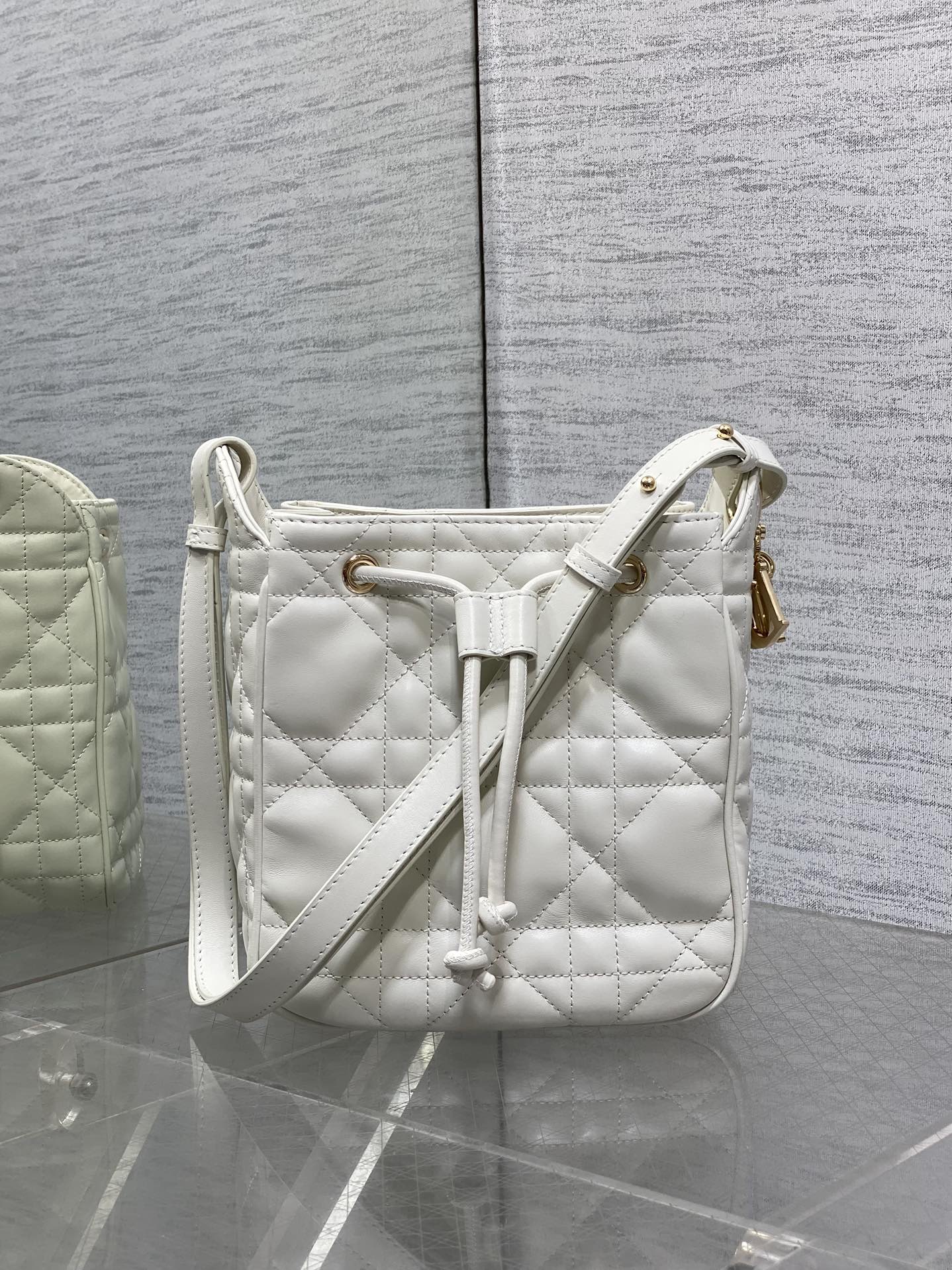 白色小号现货‼️Caro水桶包Motion系列，新款美包又上新了，进口小羊皮精心制作，精湛的工艺，经典的