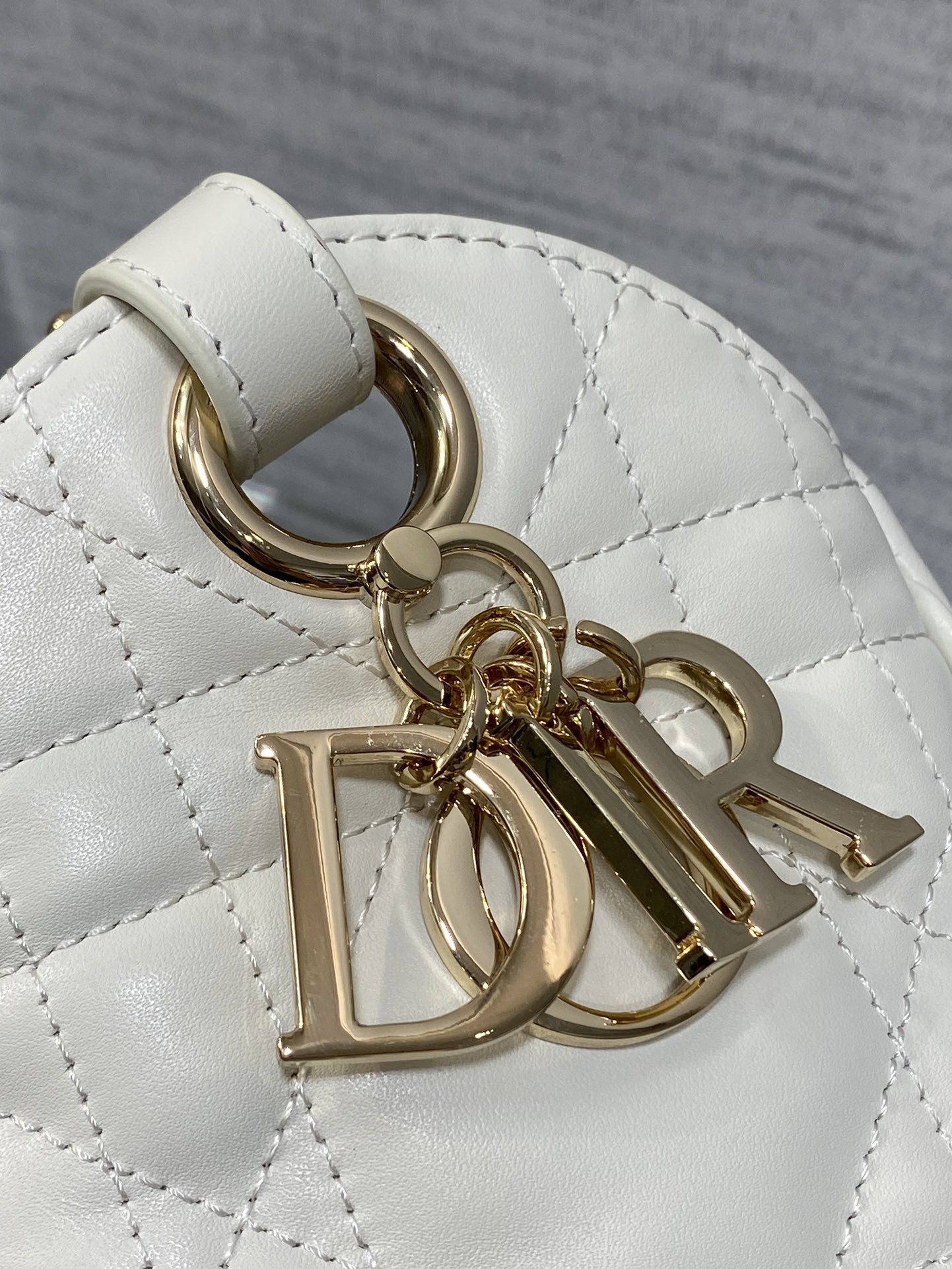 白色小号现货‼️Caro水桶包Motion系列,新款美包又上新了,进口小羊皮精心制作,精湛的工艺,经典的