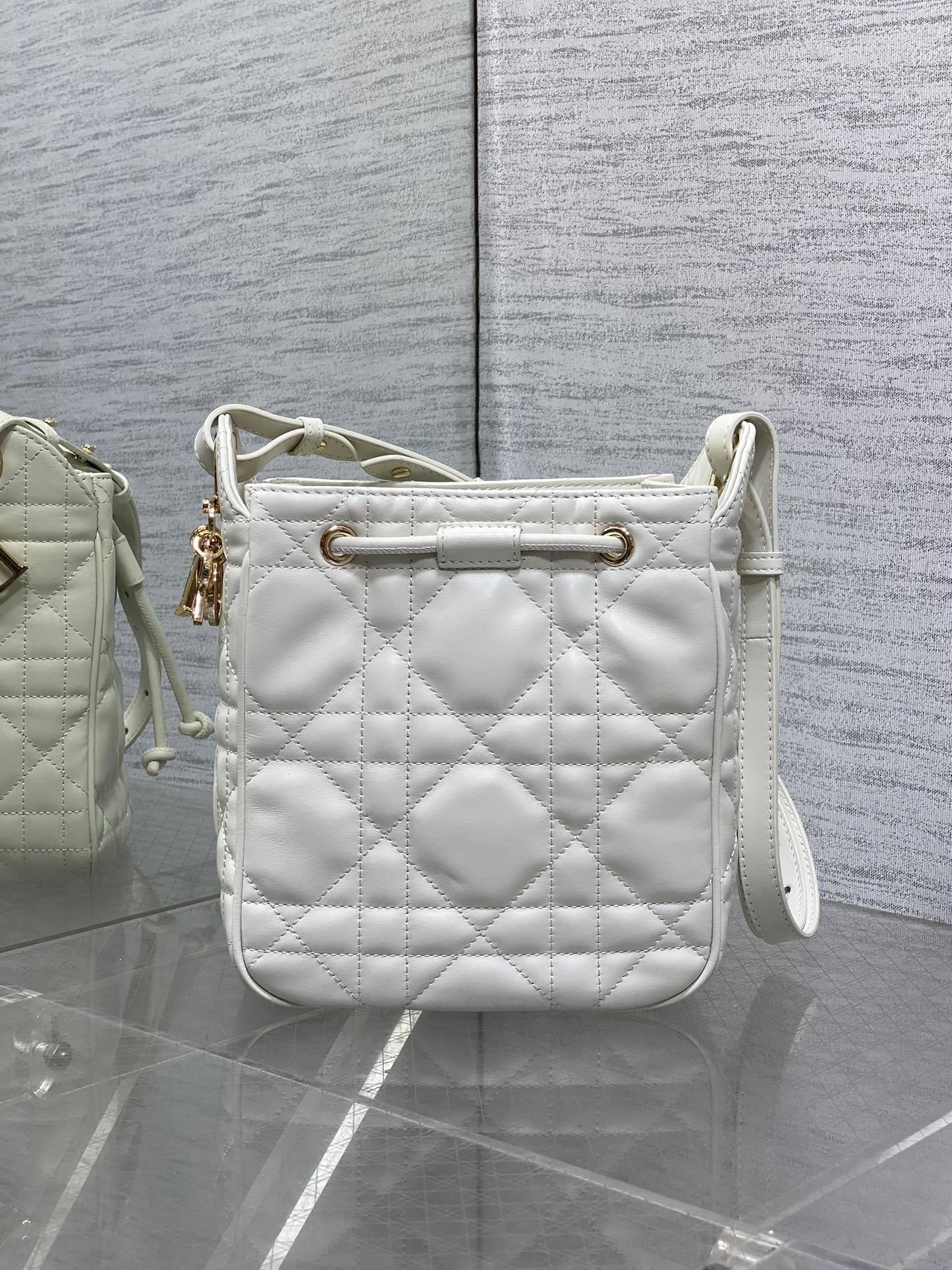 白色小号现货‼️Caro水桶包Motion系列,新款美包又上新了,进口小羊皮精心制作,精湛的工艺,经典的