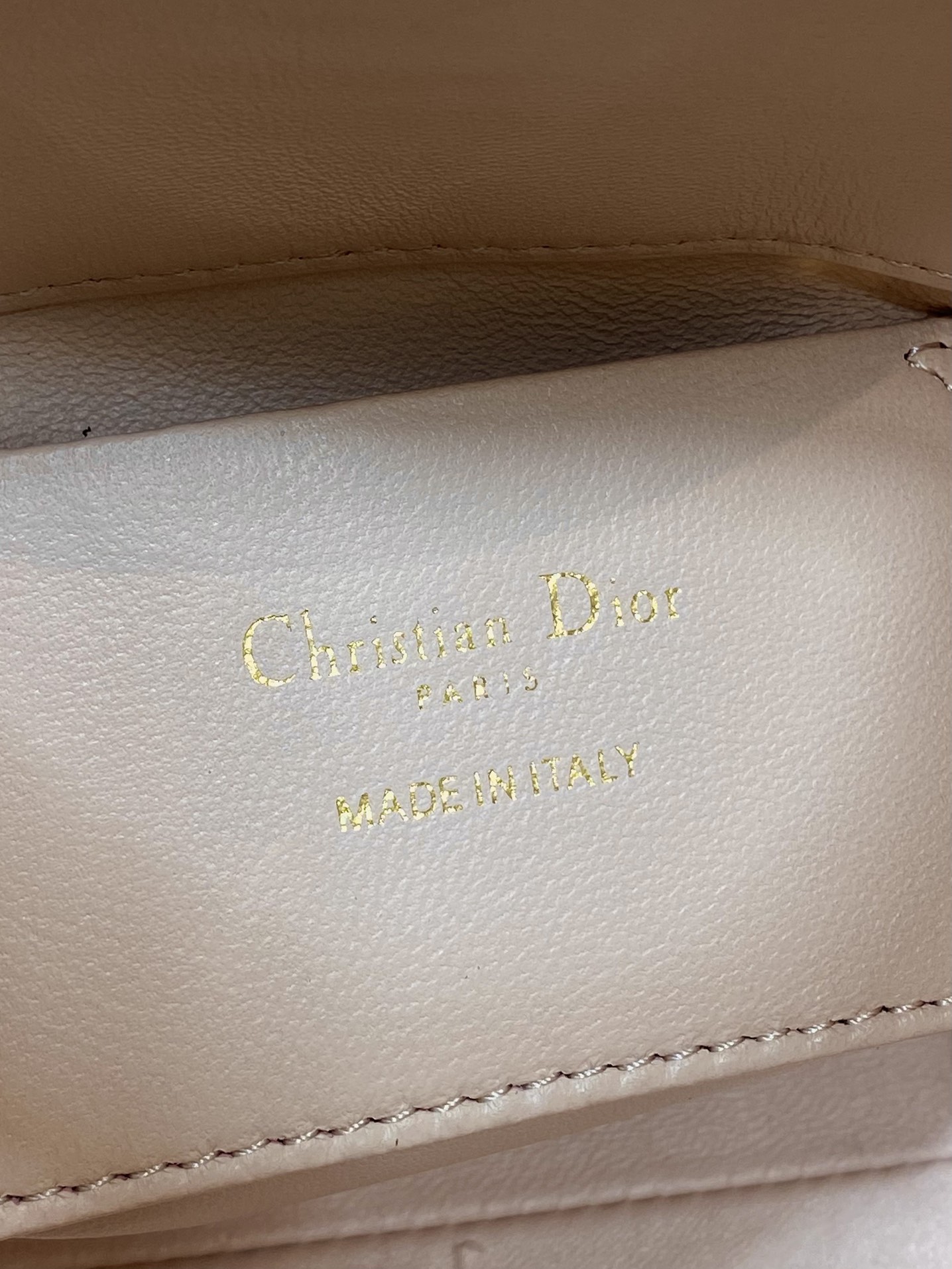 胭脂粉现货‼️Toujours竖版系列迷你,菜篮子可爱升级了,高颜值包包,轻松拿捏高级感,超大菱格的设计