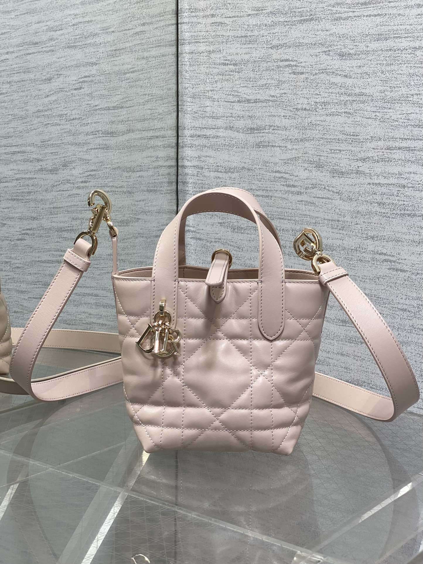 胭脂粉现货‼️Toujours竖版系列迷你,菜篮子可爱升级了,高颜值包包,轻松拿捏高级感,超大菱格的设计