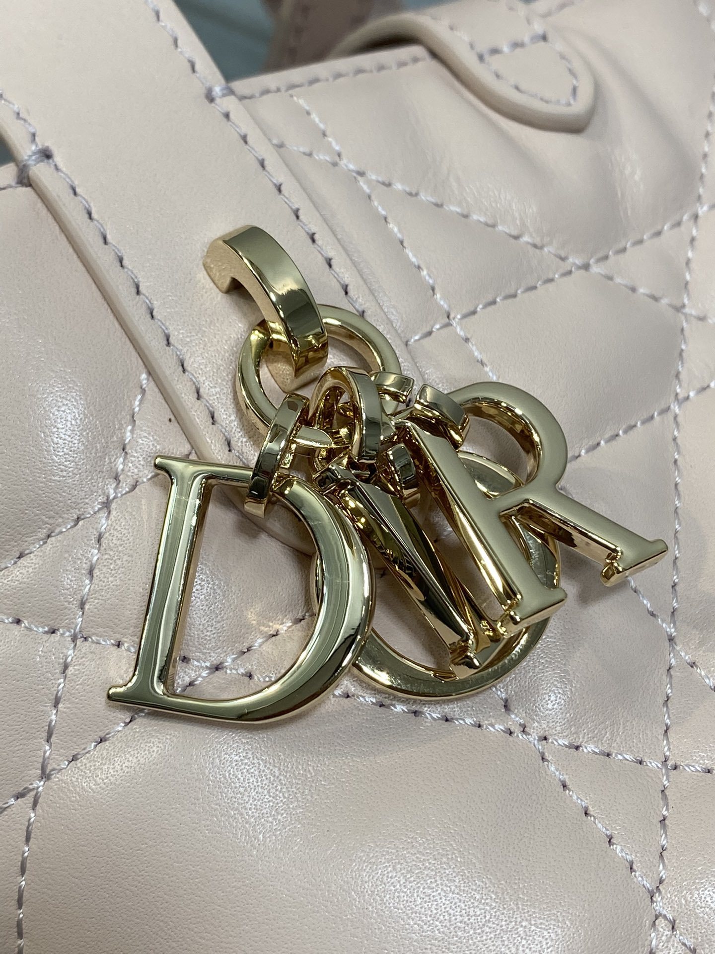 胭脂粉现货‼️Toujours竖版系列迷你,菜篮子可爱升级了,高颜值包包,轻松拿捏高级感,超大菱格的设计