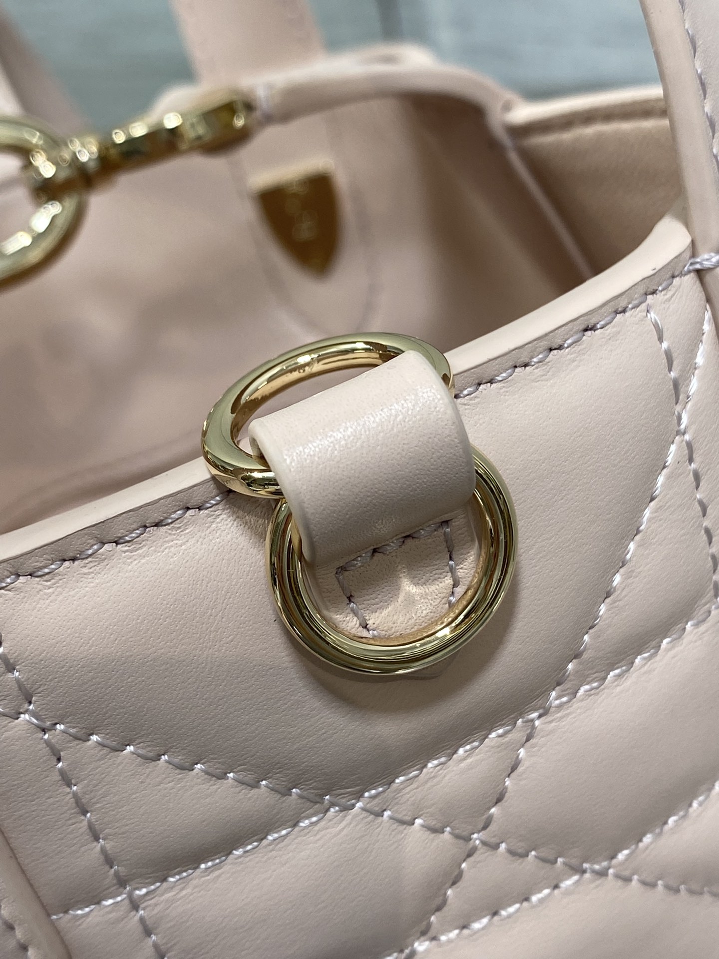 胭脂粉现货‼️Toujours竖版系列迷你,菜篮子可爱升级了,高颜值包包,轻松拿捏高级感,超大菱格的设计