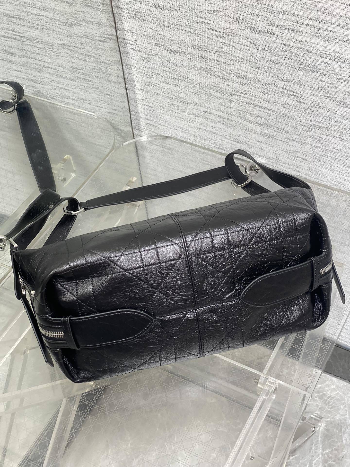 黑银中号现货‼️Journey系列中号油蜡皮,开年就王炸,直接击中心巴上,自带松弛感的hobo包,包形柔