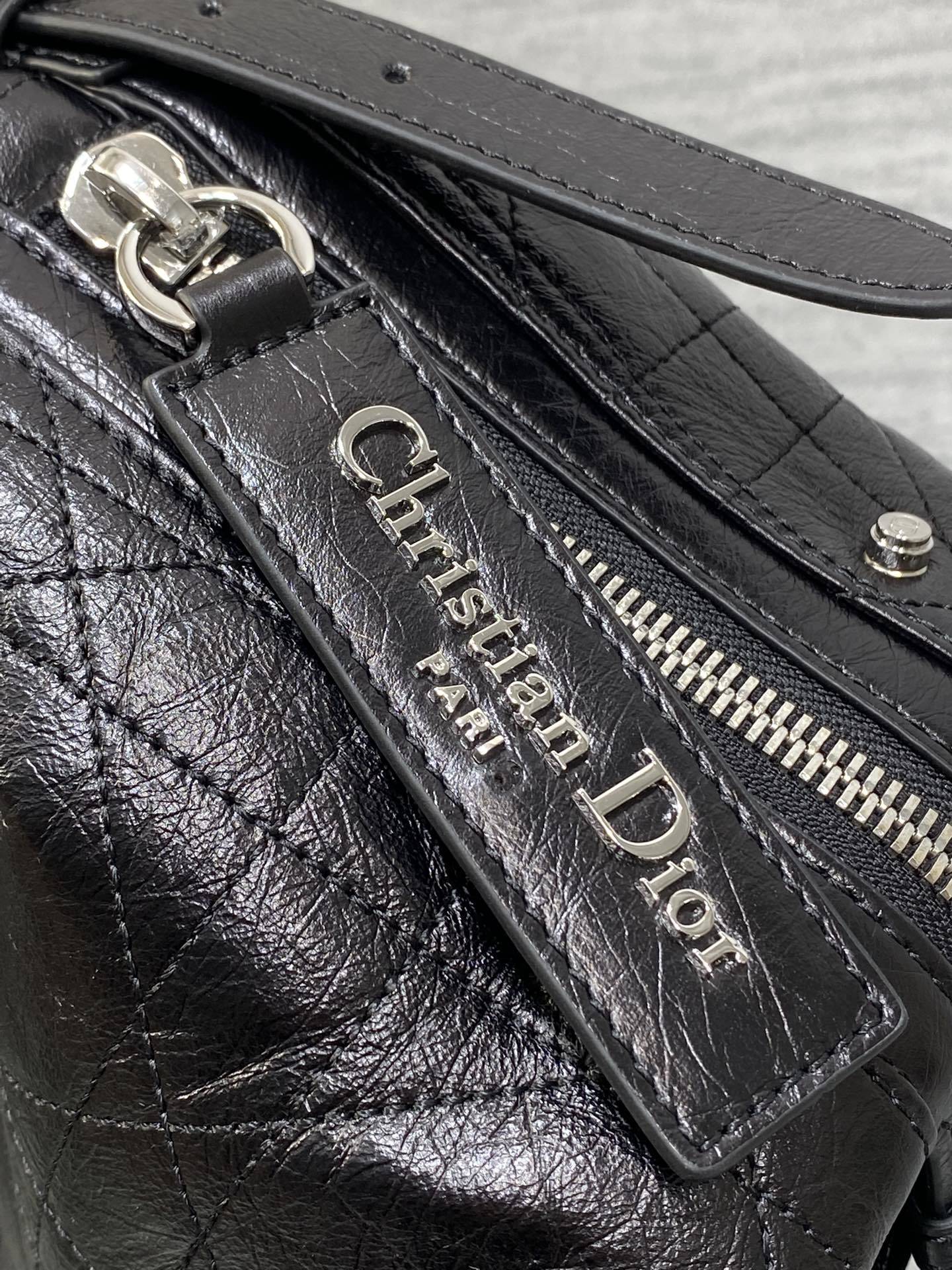 黑银中号现货‼️Journey系列中号油蜡皮,开年就王炸,直接击中心巴上,自带松弛感的hobo包,包形柔