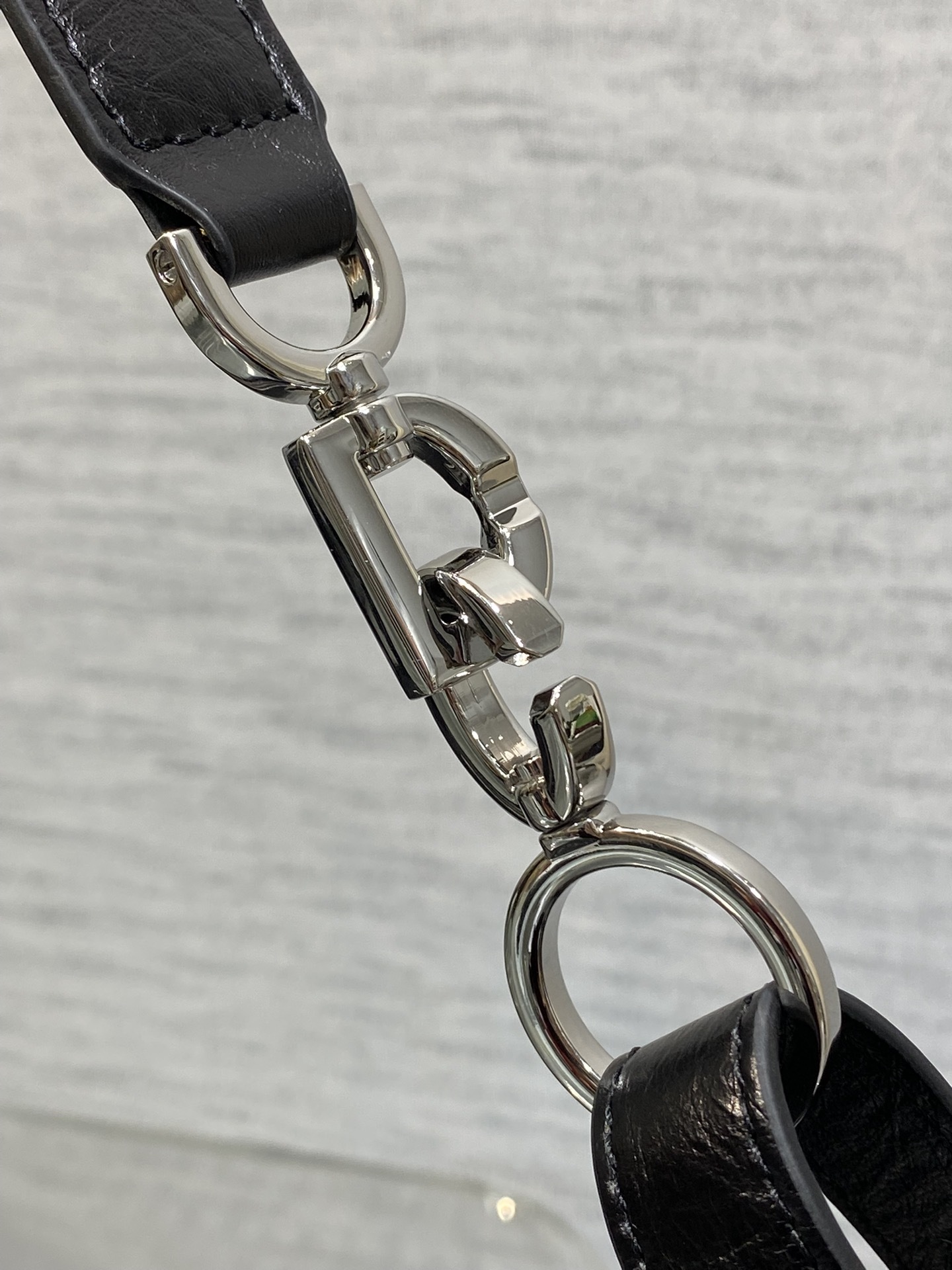 黑银中号现货‼️Journey系列中号油蜡皮,开年就王炸,直接击中心巴上,自带松弛感的hobo包,包形柔