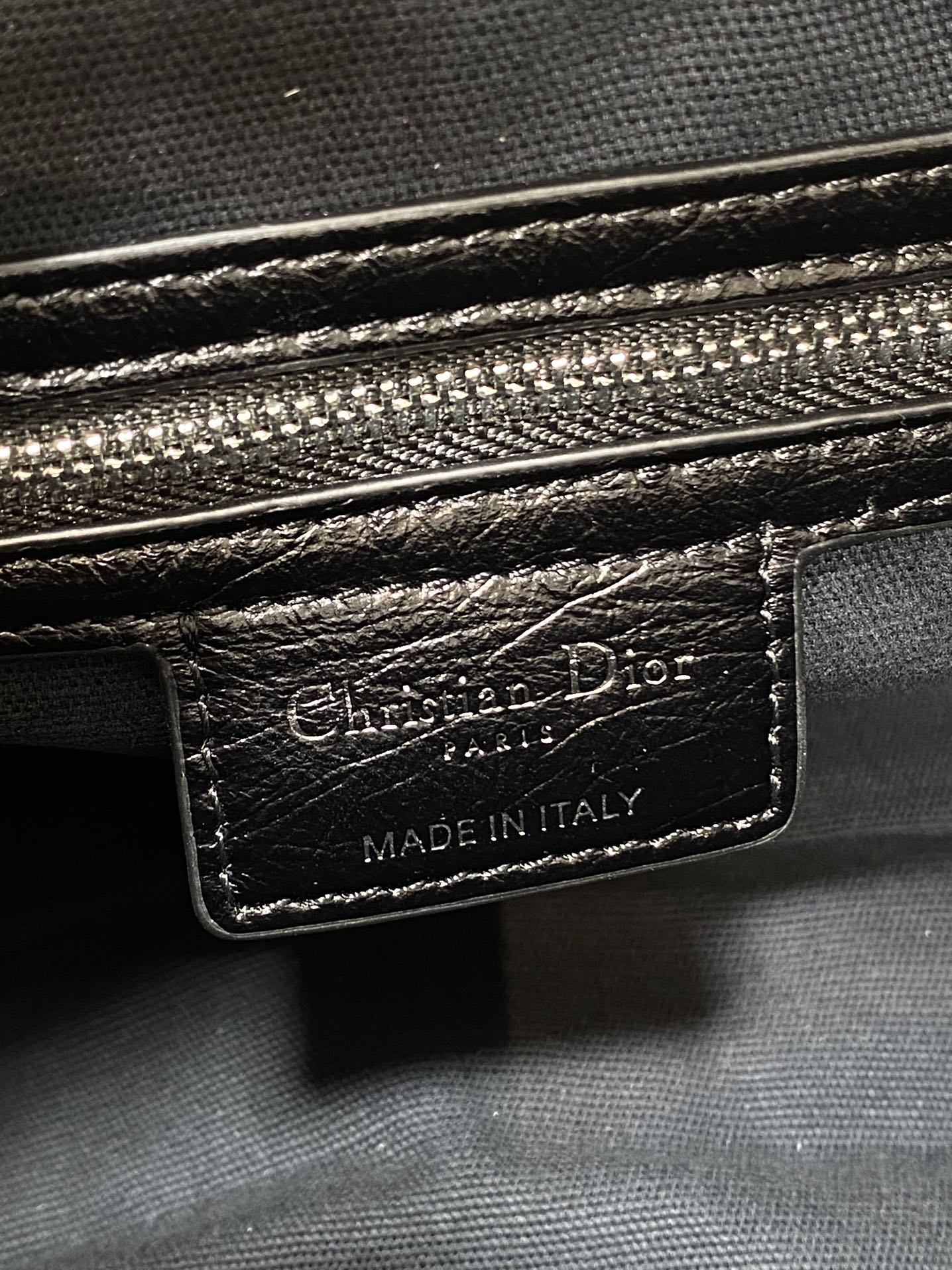 黑银中号现货‼️Journey系列中号油蜡皮,开年就王炸,直接击中心巴上,自带松弛感的hobo包,包形柔