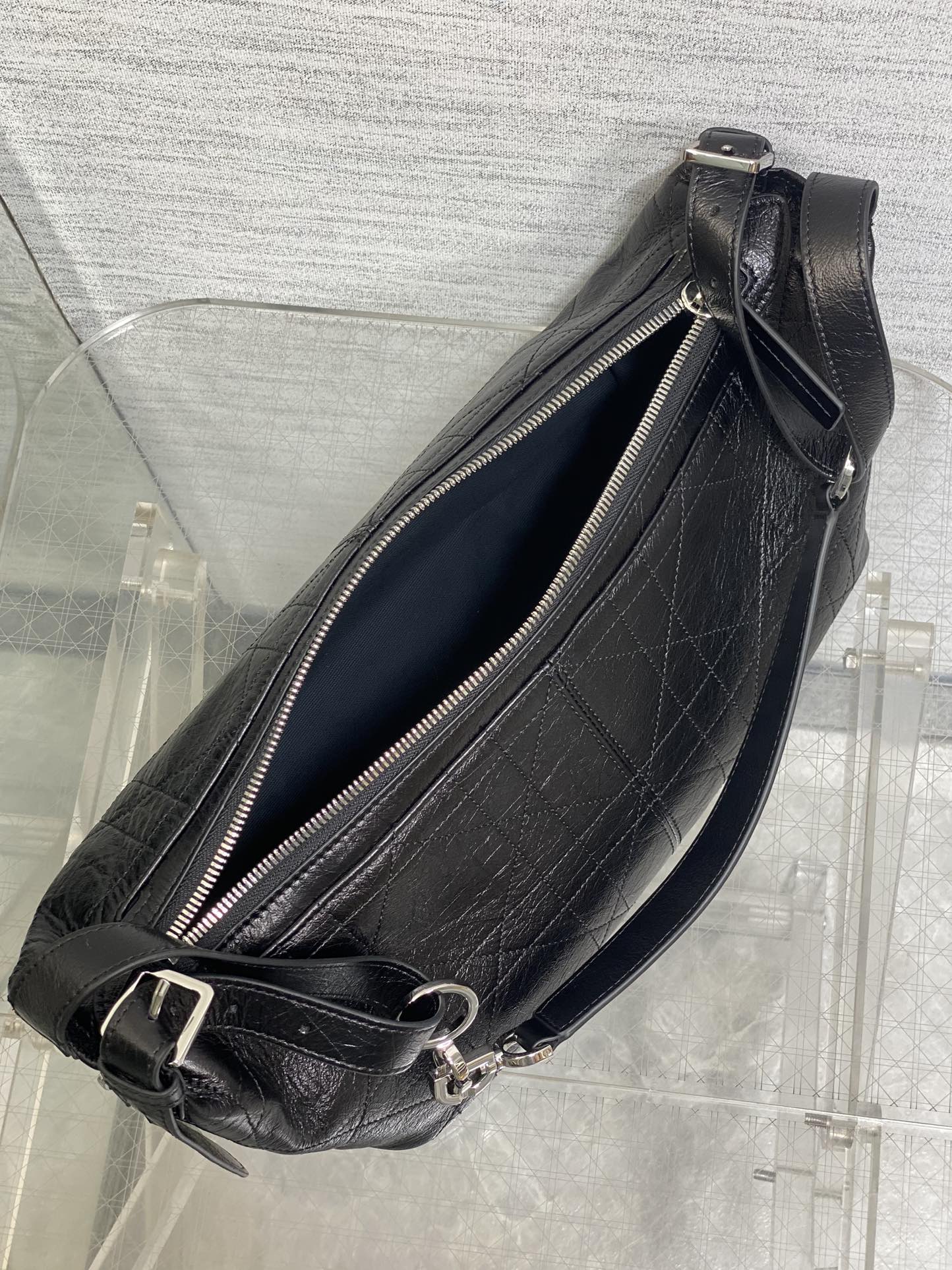 黑银中号现货‼️Journey系列中号油蜡皮,开年就王炸,直接击中心巴上,自带松弛感的hobo包,包形柔