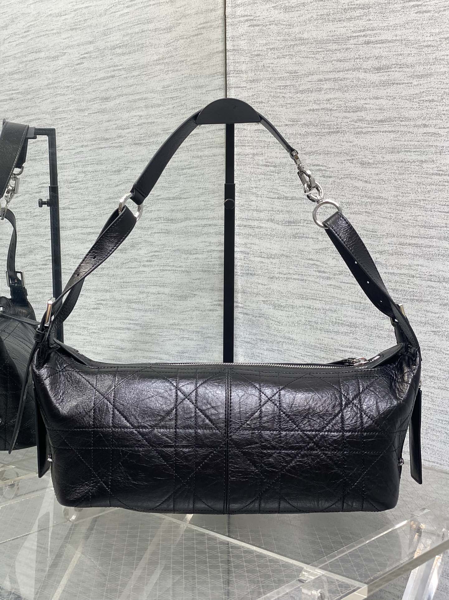 黑银中号现货‼️Journey系列中号油蜡皮,开年就王炸,直接击中心巴上,自带松弛感的hobo包,包形柔