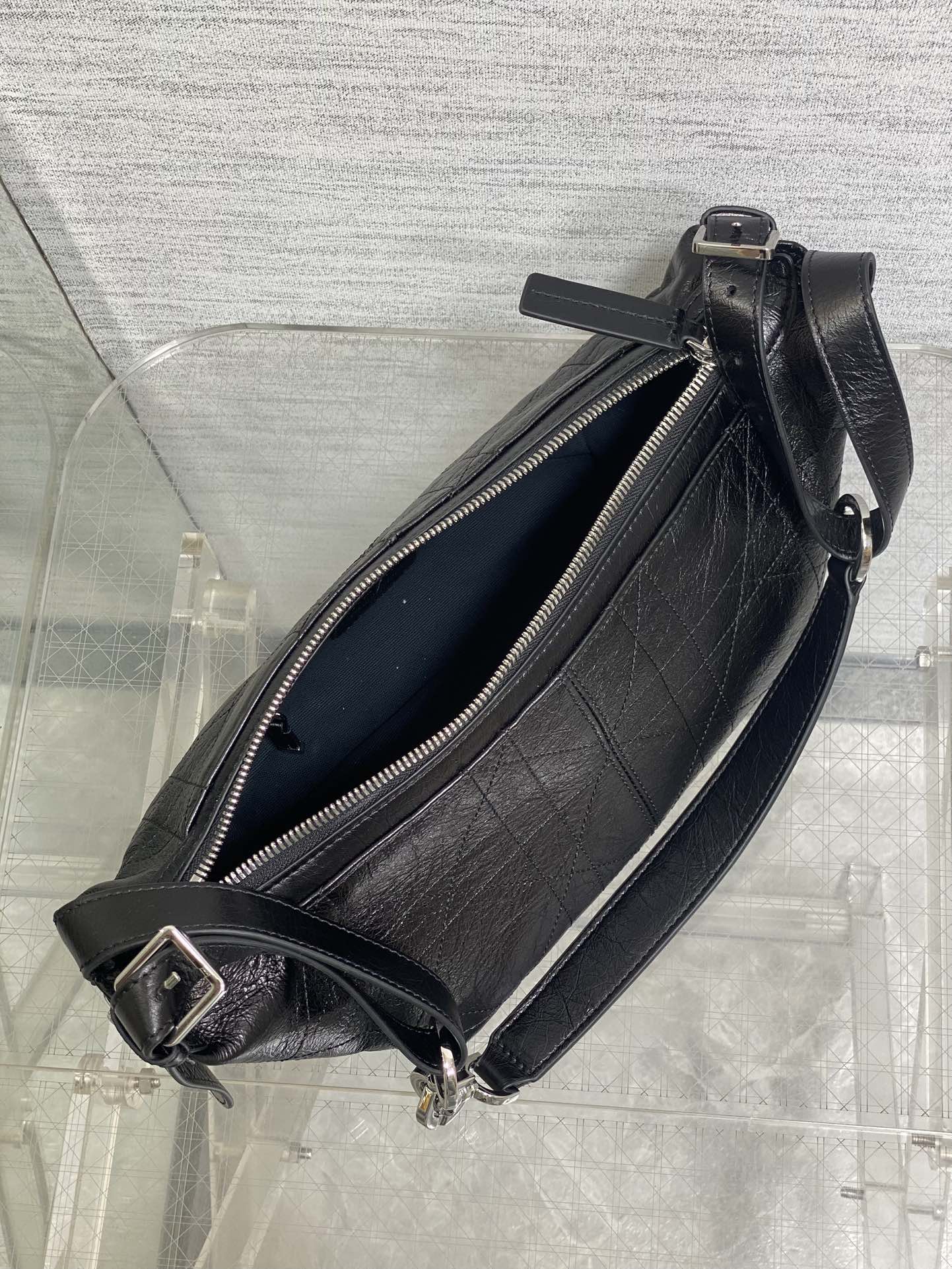 黑银小号现货‼️Journey系列油蜡皮,开年就王炸,直接击中心巴上,自带松弛感的hobo包,包形柔软又