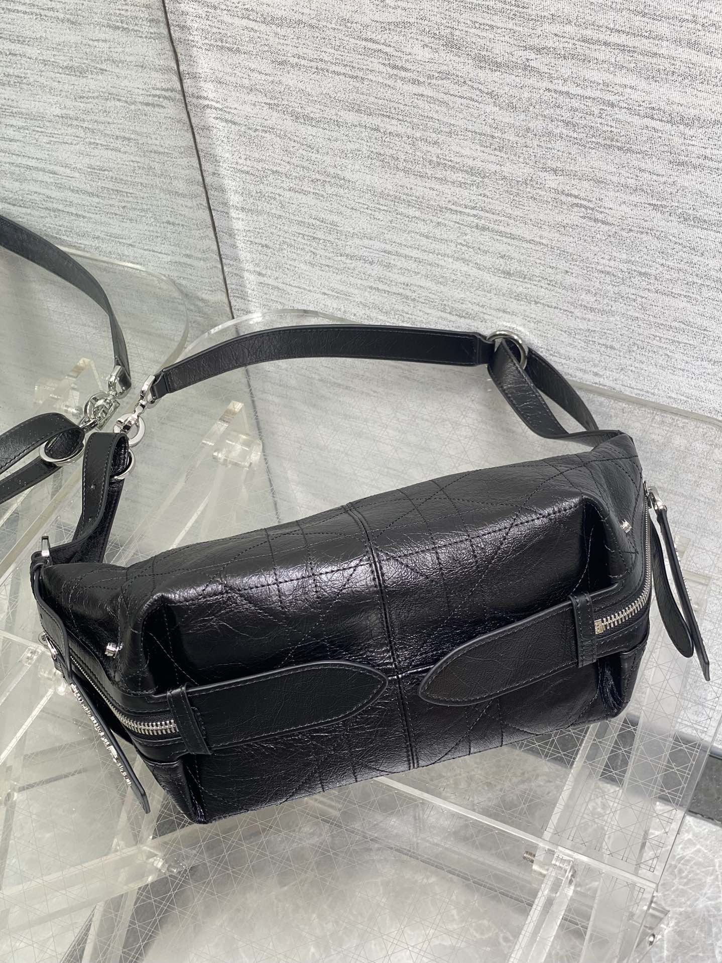 黑银小号现货‼️Journey系列油蜡皮,开年就王炸,直接击中心巴上,自带松弛感的hobo包,包形柔软又