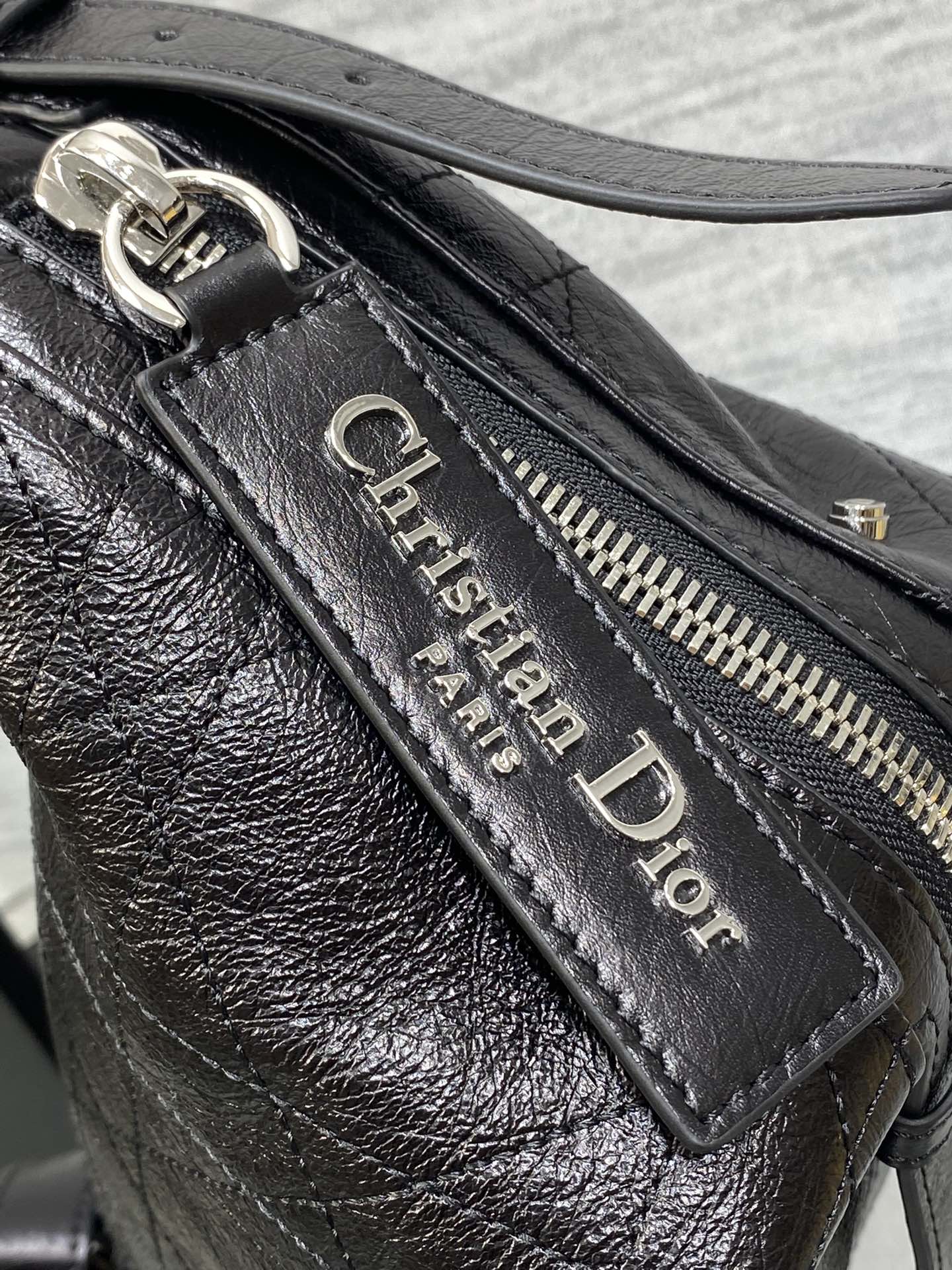 黑银小号现货‼️Journey系列油蜡皮,开年就王炸,直接击中心巴上,自带松弛感的hobo包,包形柔软又