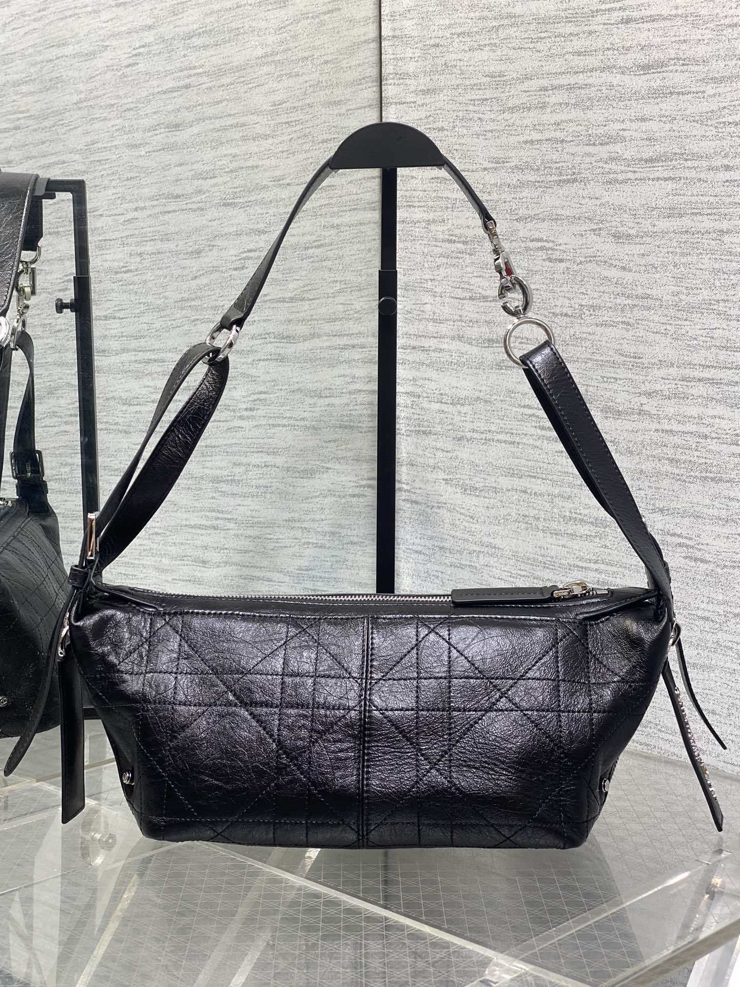 黑银小号现货‼️Journey系列油蜡皮,开年就王炸,直接击中心巴上,自带松弛感的hobo包,包形柔软又