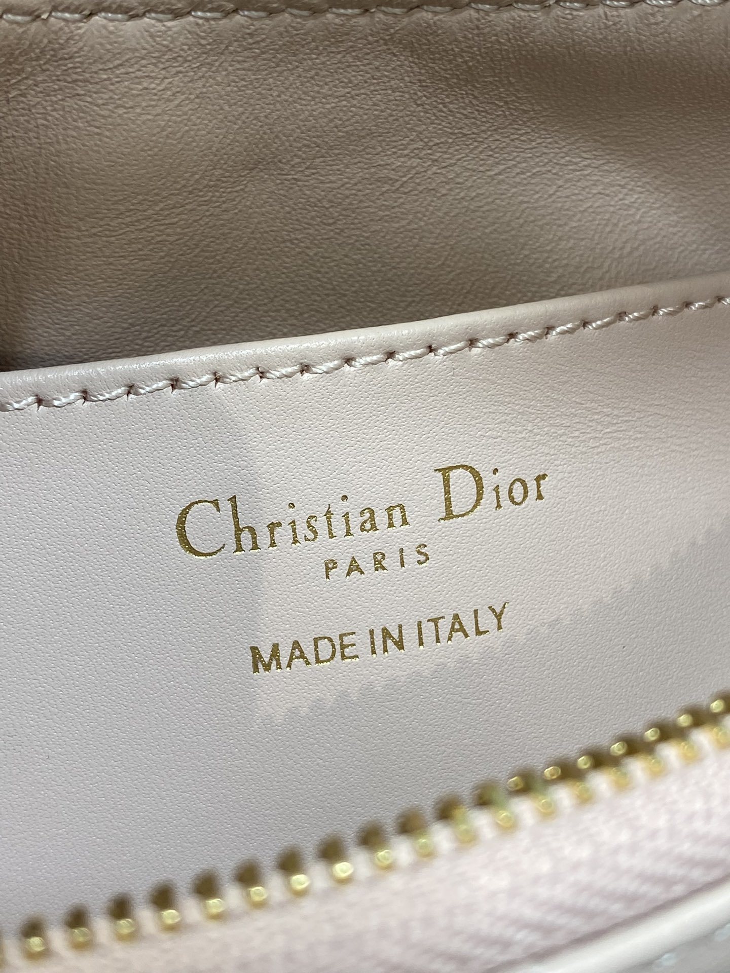 原厂芯片版现货‼️Dior秋冬系列Miss Dior单肩水饺包 采用经典菱格柔软小羊皮精心制作 别具一格