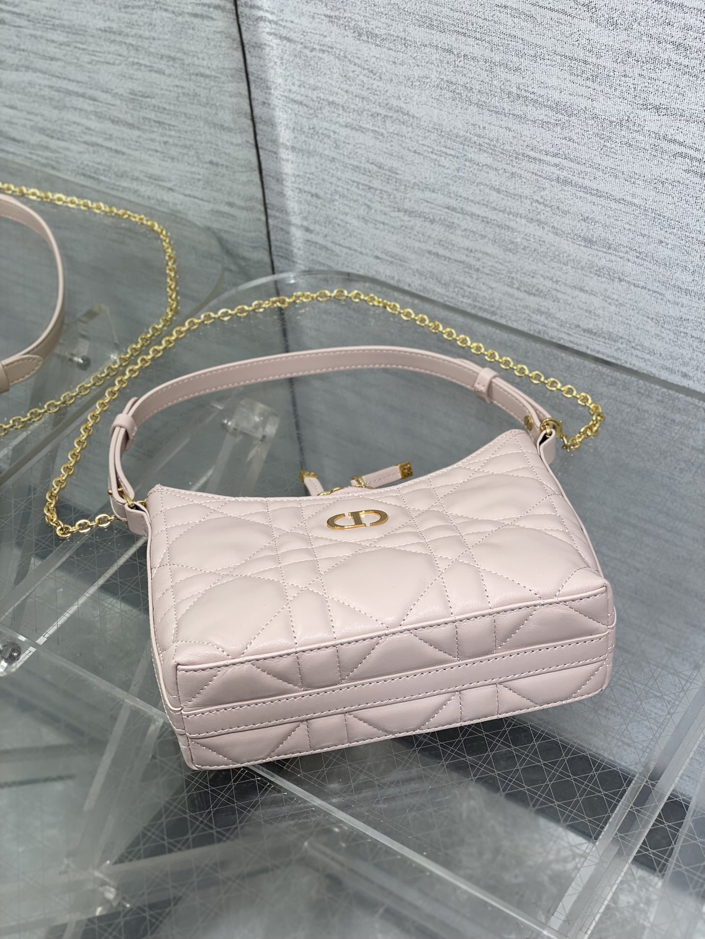 原厂芯片版现货‼️Dior秋冬系列Miss Dior单肩水饺包 采用经典菱格柔软小羊皮精心制作 别具一格