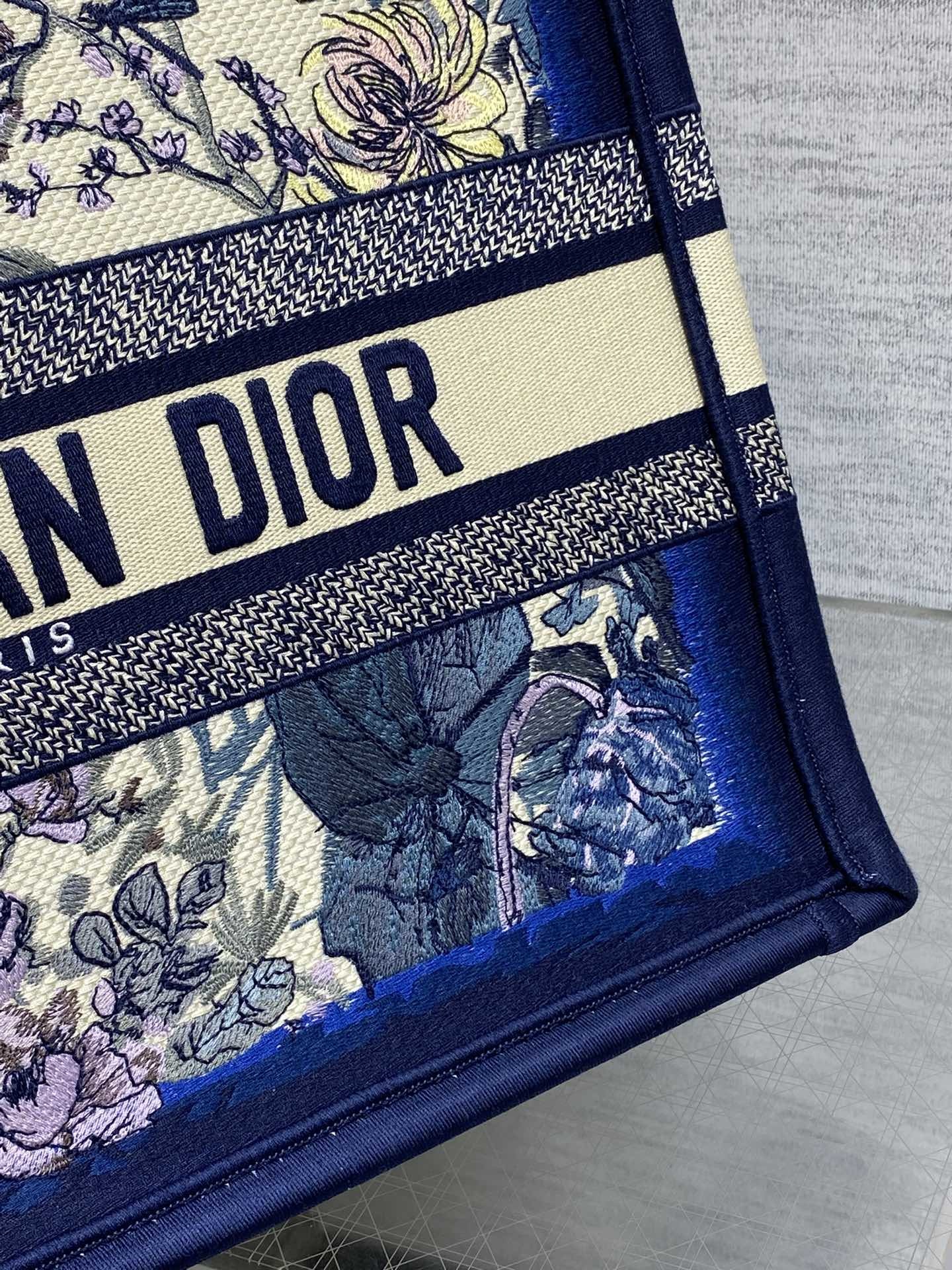 中号现货‼️ Tote最新夏季系列,四月花刺绣图案,夏日气息扑面而来,高级的拼色,标志性的字母,超大容量