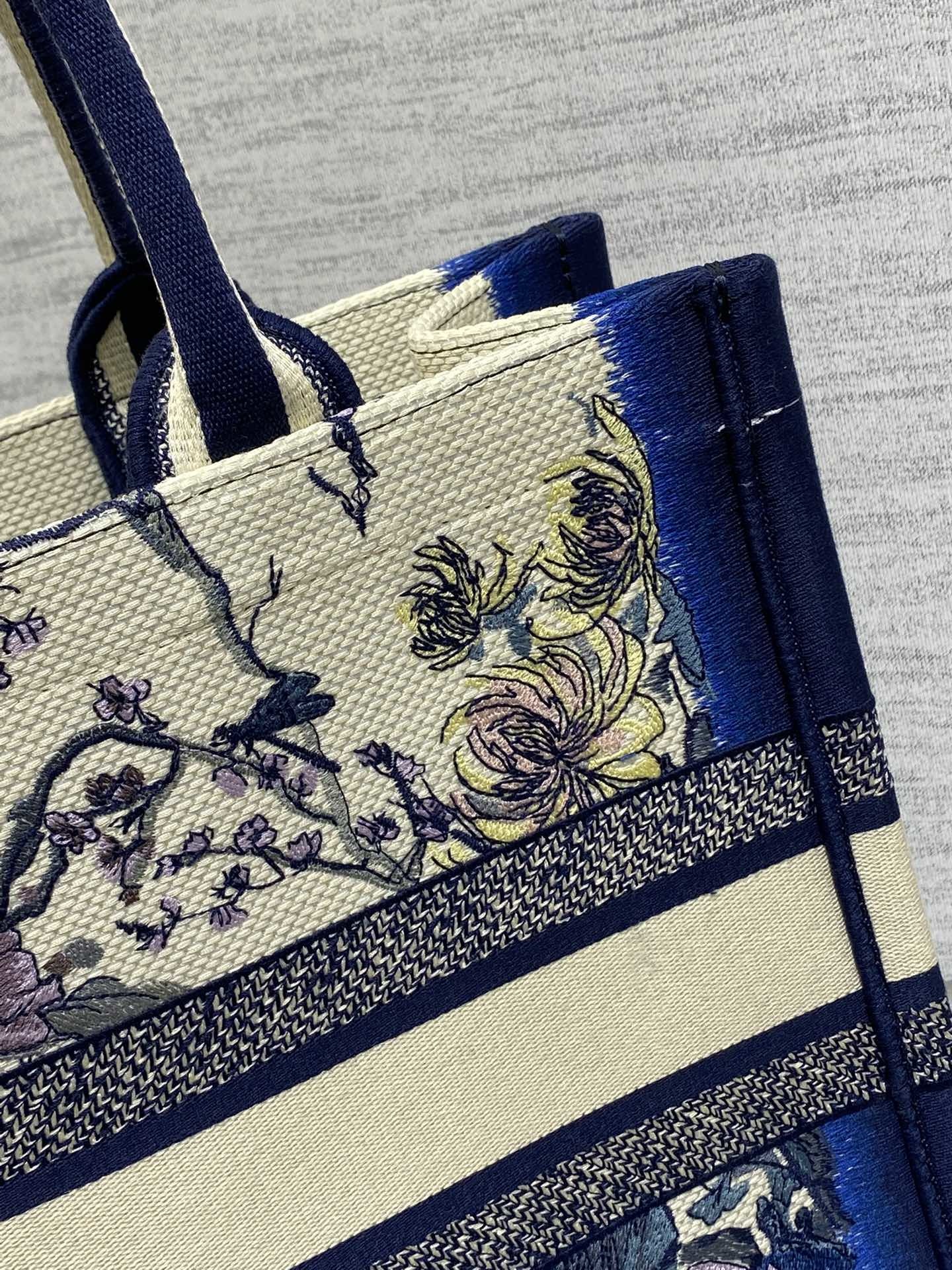 中号现货‼️ Tote最新夏季系列,四月花刺绣图案,夏日气息扑面而来,高级的拼色,标志性的字母,超大容量