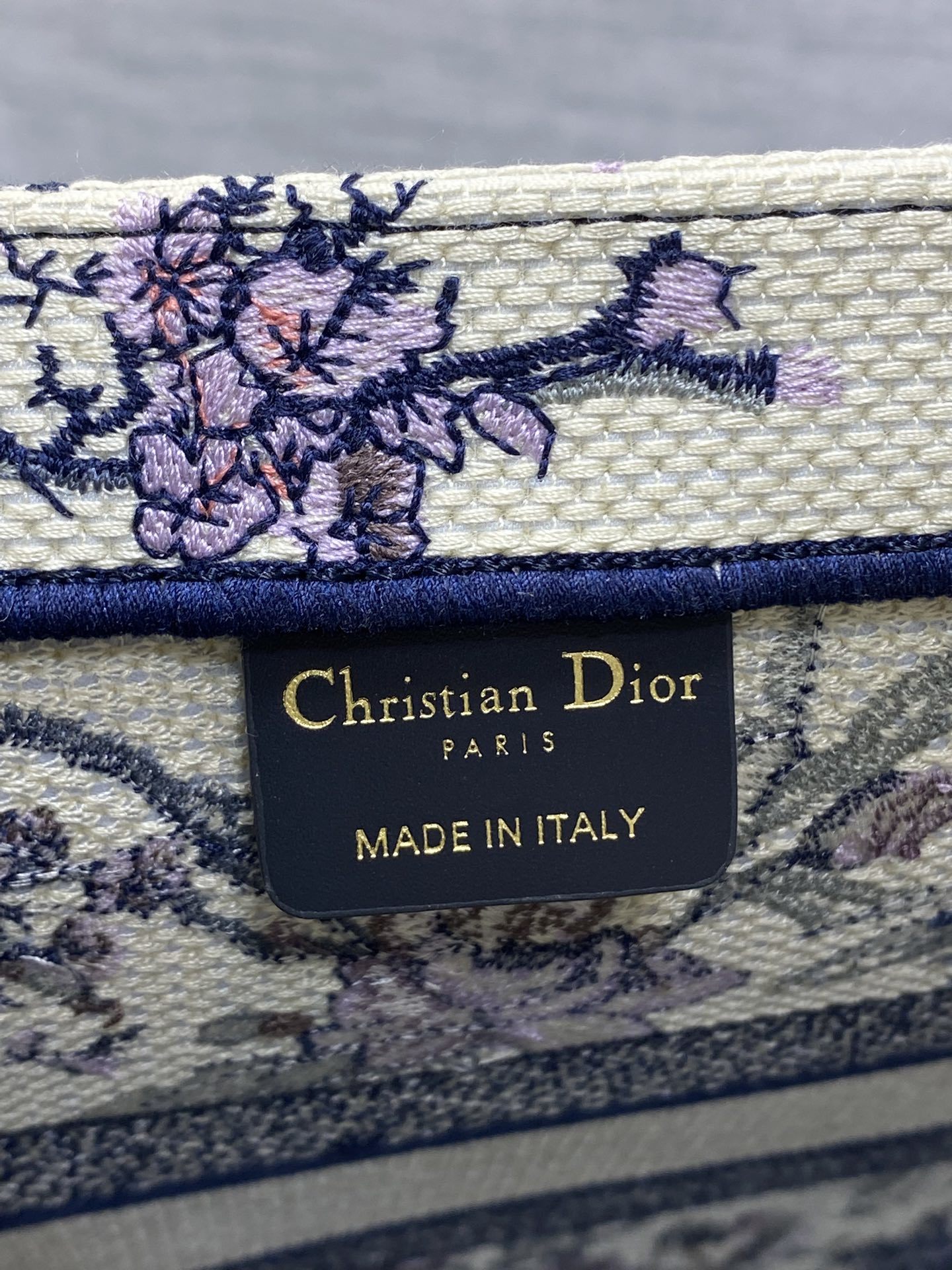 中号现货‼️ Tote最新夏季系列,四月花刺绣图案,夏日气息扑面而来,高级的拼色,标志性的字母,超大容量