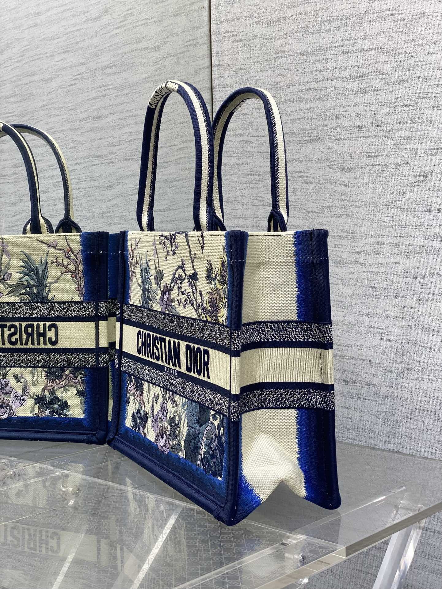 中号现货‼️ Tote最新夏季系列,四月花刺绣图案,夏日气息扑面而来,高级的拼色,标志性的字母,超大容量