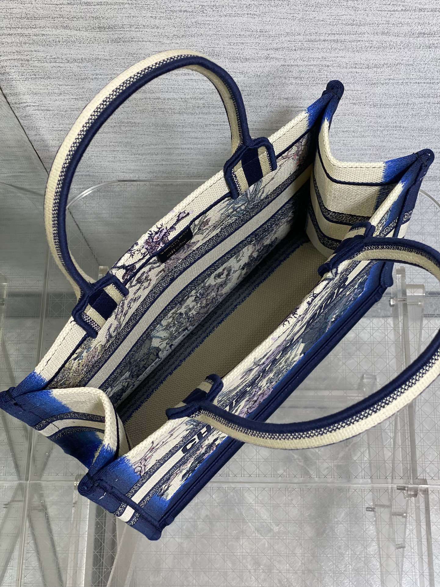 中号现货‼️ Tote最新夏季系列,四月花刺绣图案,夏日气息扑面而来,高级的拼色,标志性的字母,超大容量