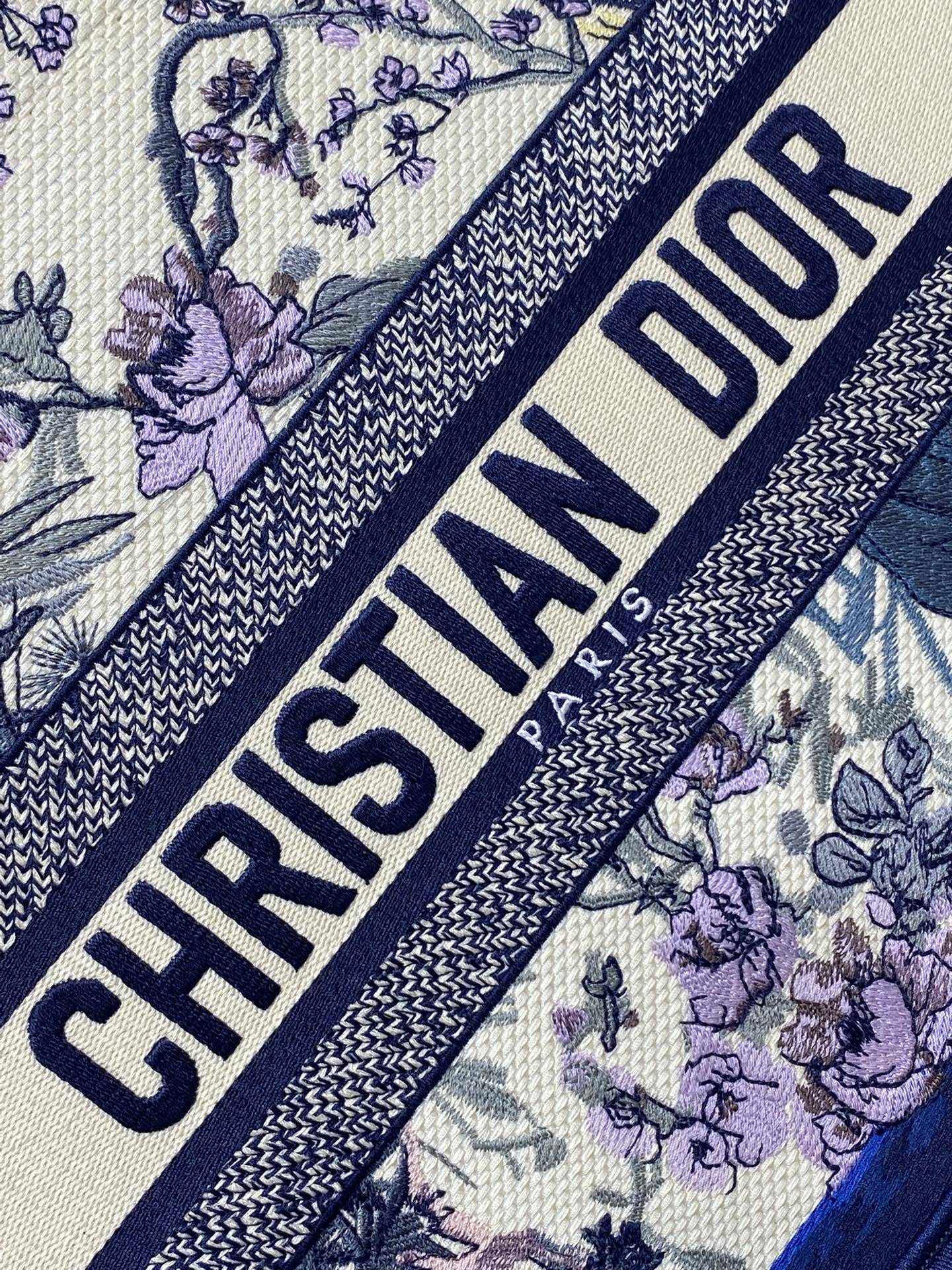 中号现货‼️ Tote最新夏季系列,四月花刺绣图案,夏日气息扑面而来,高级的拼色,标志性的字母,超大容量