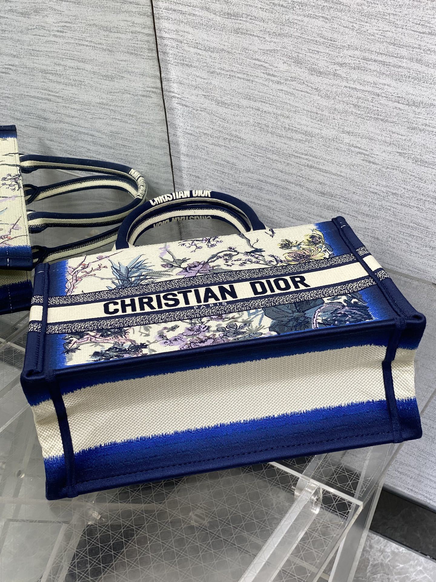 中号现货‼️ Tote最新夏季系列,四月花刺绣图案,夏日气息扑面而来,高级的拼色,标志性的字母,超大容量