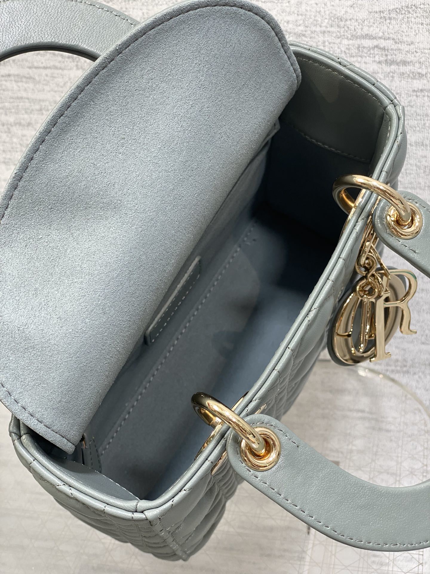 现货‼️Lady戴妃四格系列,经典的包形,甜美又不失优雅,春夏最新颜色,小清新风格🆕,搭配最新的字母肩带