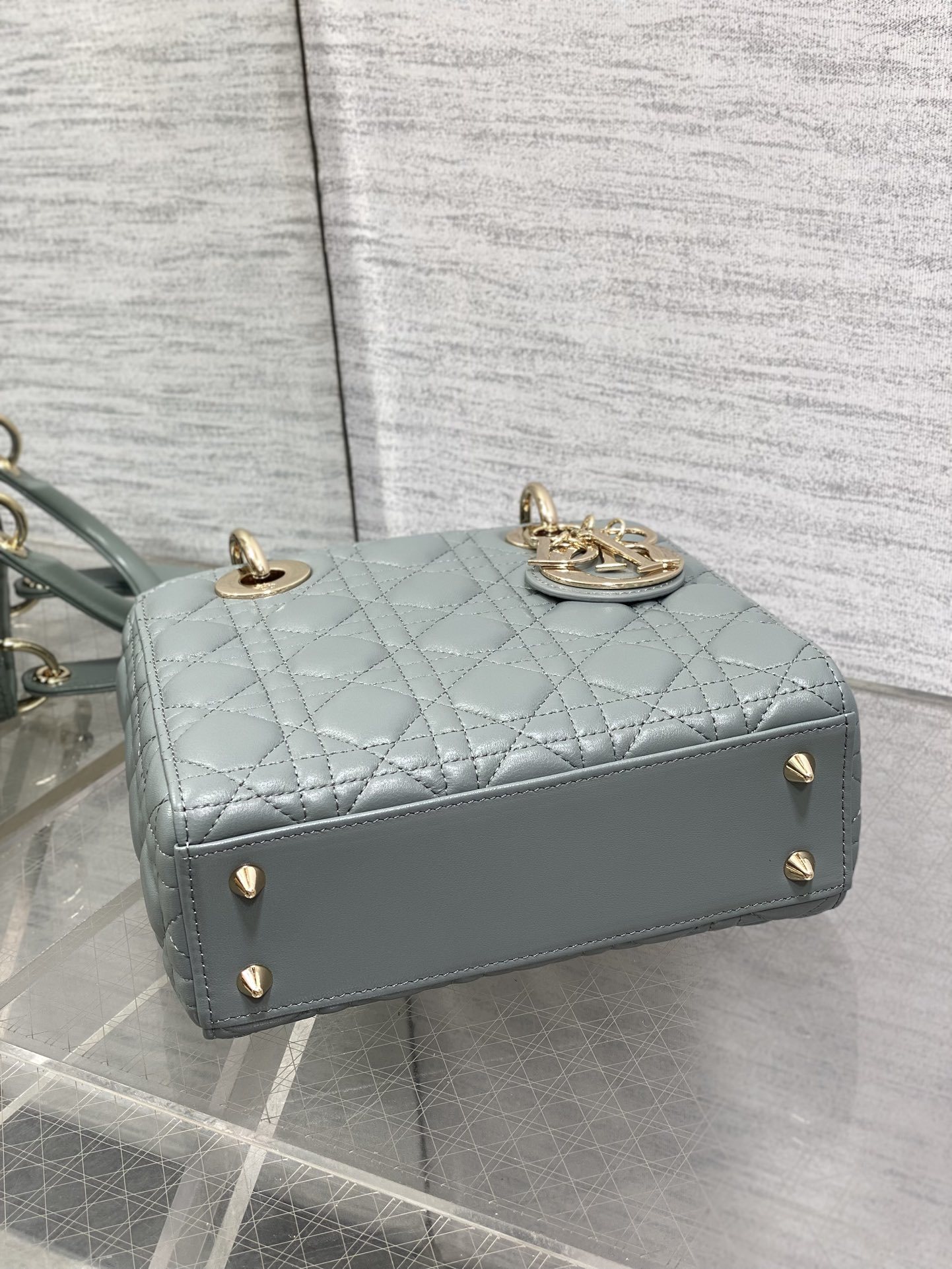 现货‼️Lady戴妃四格系列,经典的包形,甜美又不失优雅,春夏最新颜色,小清新风格🆕,搭配最新的字母肩带