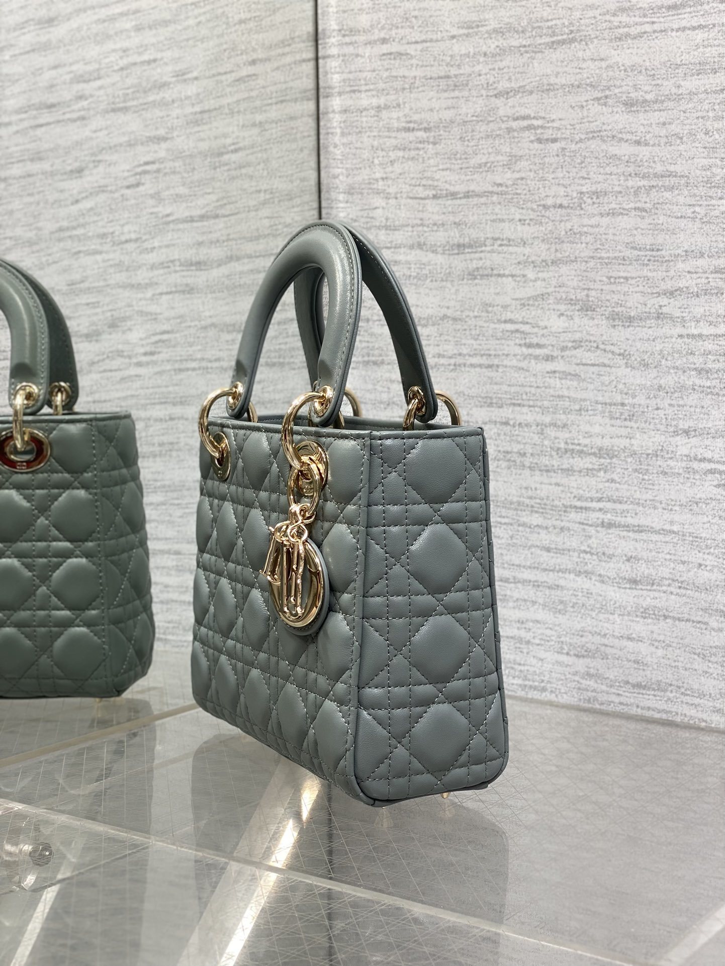 现货‼️Lady戴妃四格系列,经典的包形,甜美又不失优雅,春夏最新颜色,小清新风格🆕,搭配最新的字母肩带