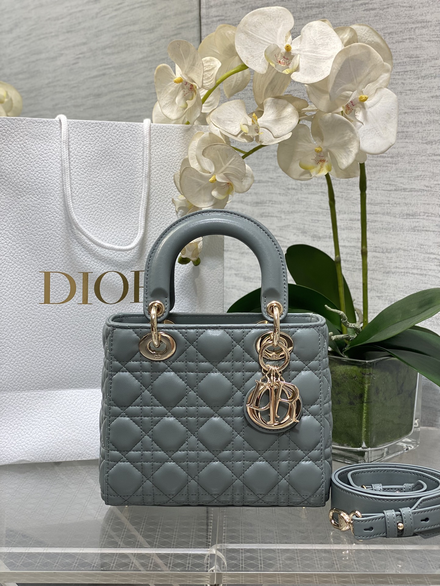 𝐋𝐚𝐝𝐲Cuatro cuadros de piel de oveja gris roca