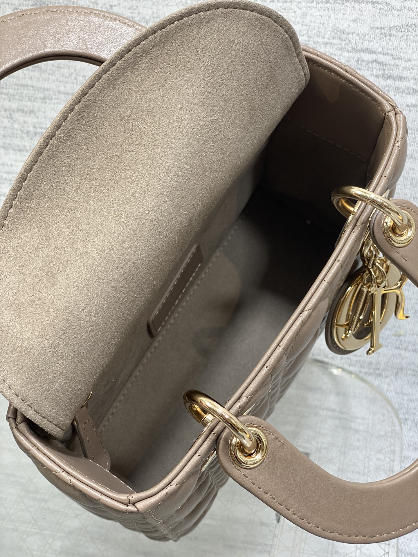 Dior Lady Dior Bag: Iconic Design, Fresh Spring Colors & Customizable Strap 9 i1755074701 4006 0