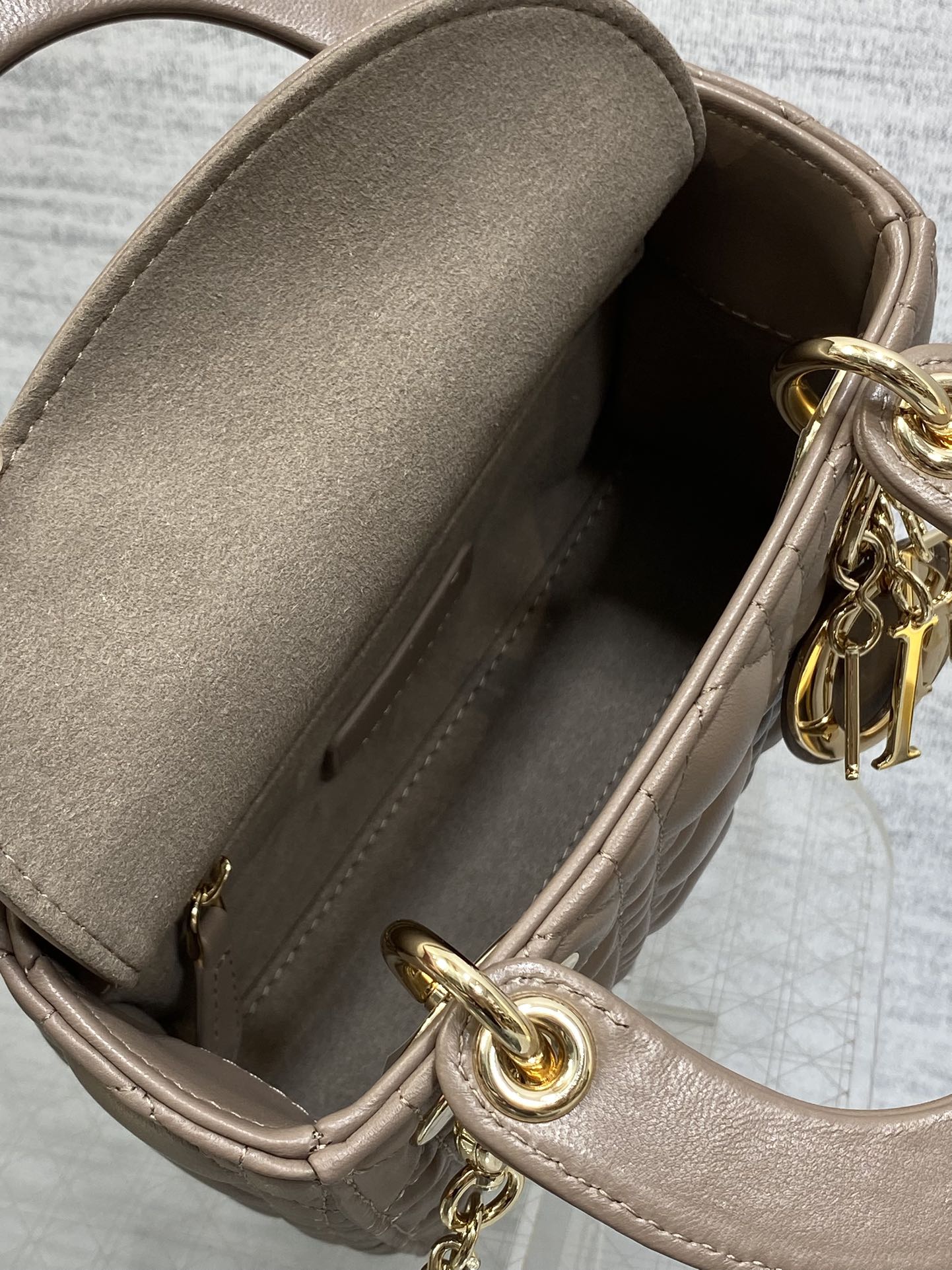 Classic Dior Lady Dior Bag: Elegant, Iconic, and Stylish - 17x7x15cm 9 i1755074929 237 5