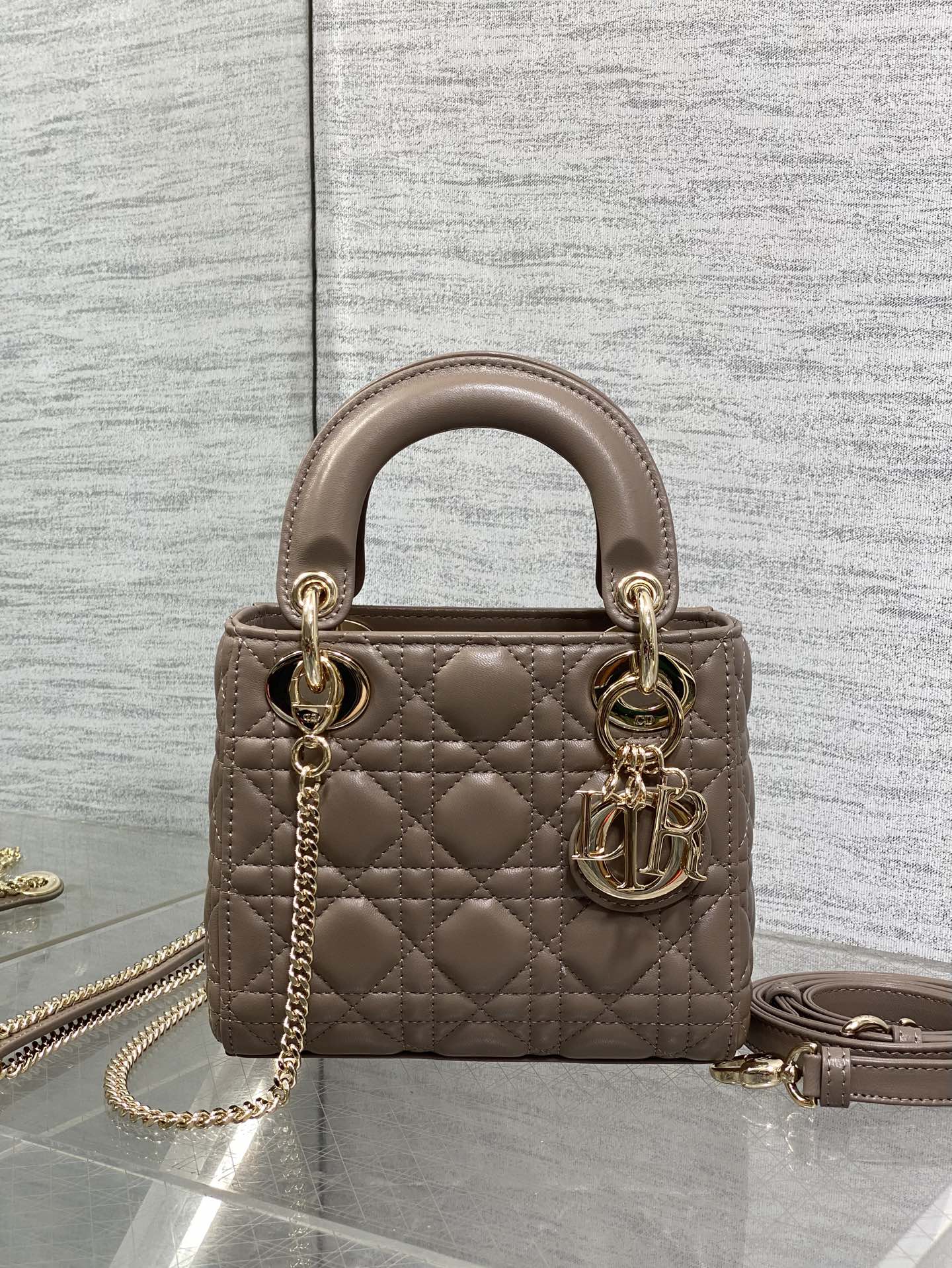 Classic Dior Lady Dior Bag: Elegant, Iconic, and Stylish - 17x7x15cm 3 i1755074929 3074 3