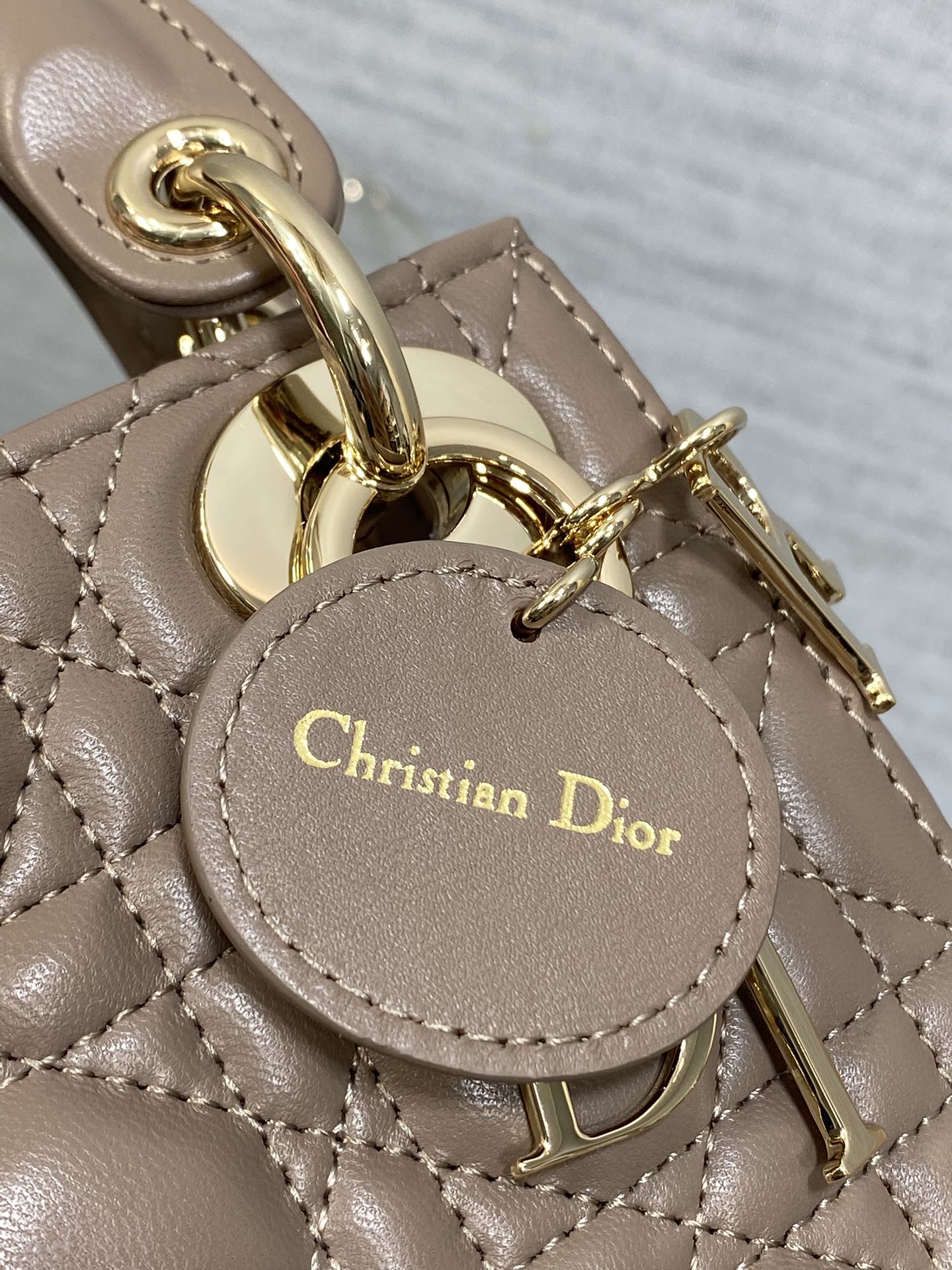Classic Dior Lady Dior Bag: Elegant, Iconic, and Stylish - 17x7x15cm 5 i1755074929 8059 4