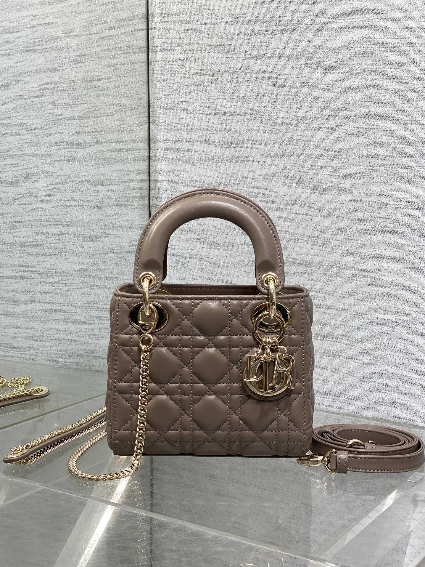 Classic Dior Lady Dior Bag: Elegant, Iconic, and Stylish - 17x7x15cm 2 i1755074929 8365 1