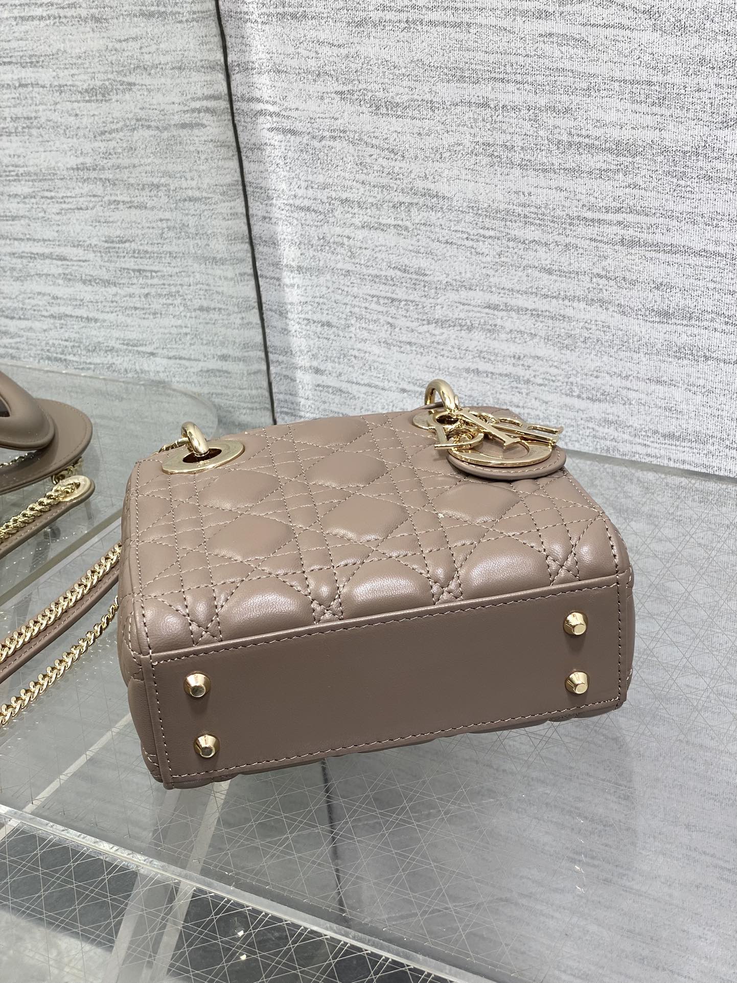Classic Dior Lady Dior Bag: Elegant, Iconic, and Stylish - 17x7x15cm 8 i1755074930 7291 7