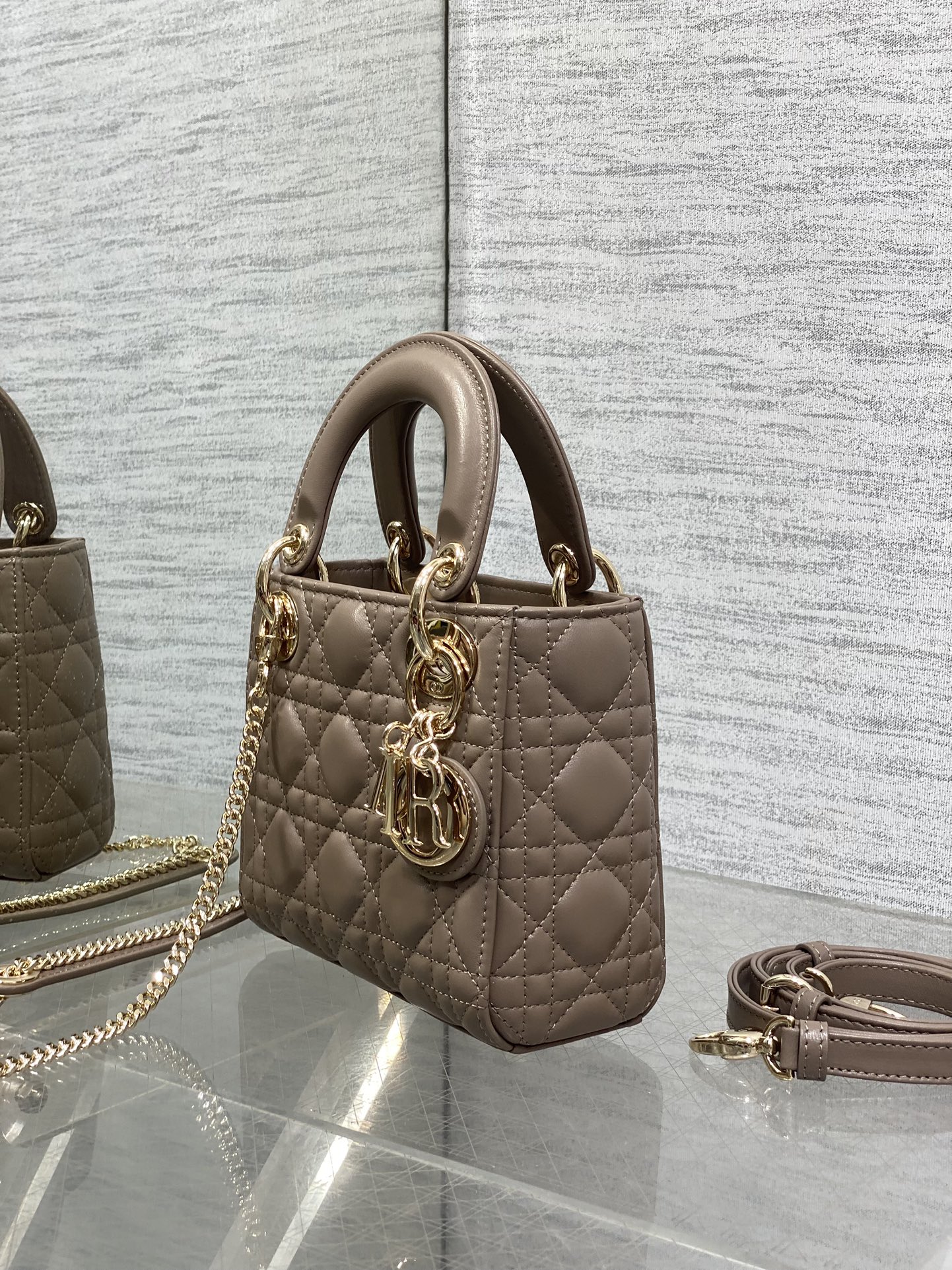Classic Dior Lady Dior Bag: Elegant, Iconic, and Stylish - 17x7x15cm 7 i1755074936 625 0