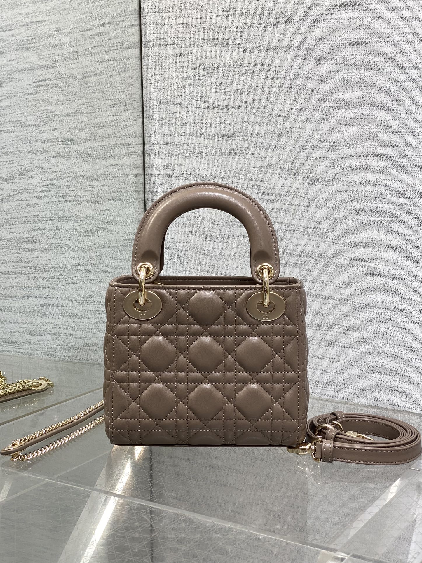 Classic Dior Lady Dior Bag: Elegant, Iconic, and Stylish - 17x7x15cm 6 i1755074936 9469 0