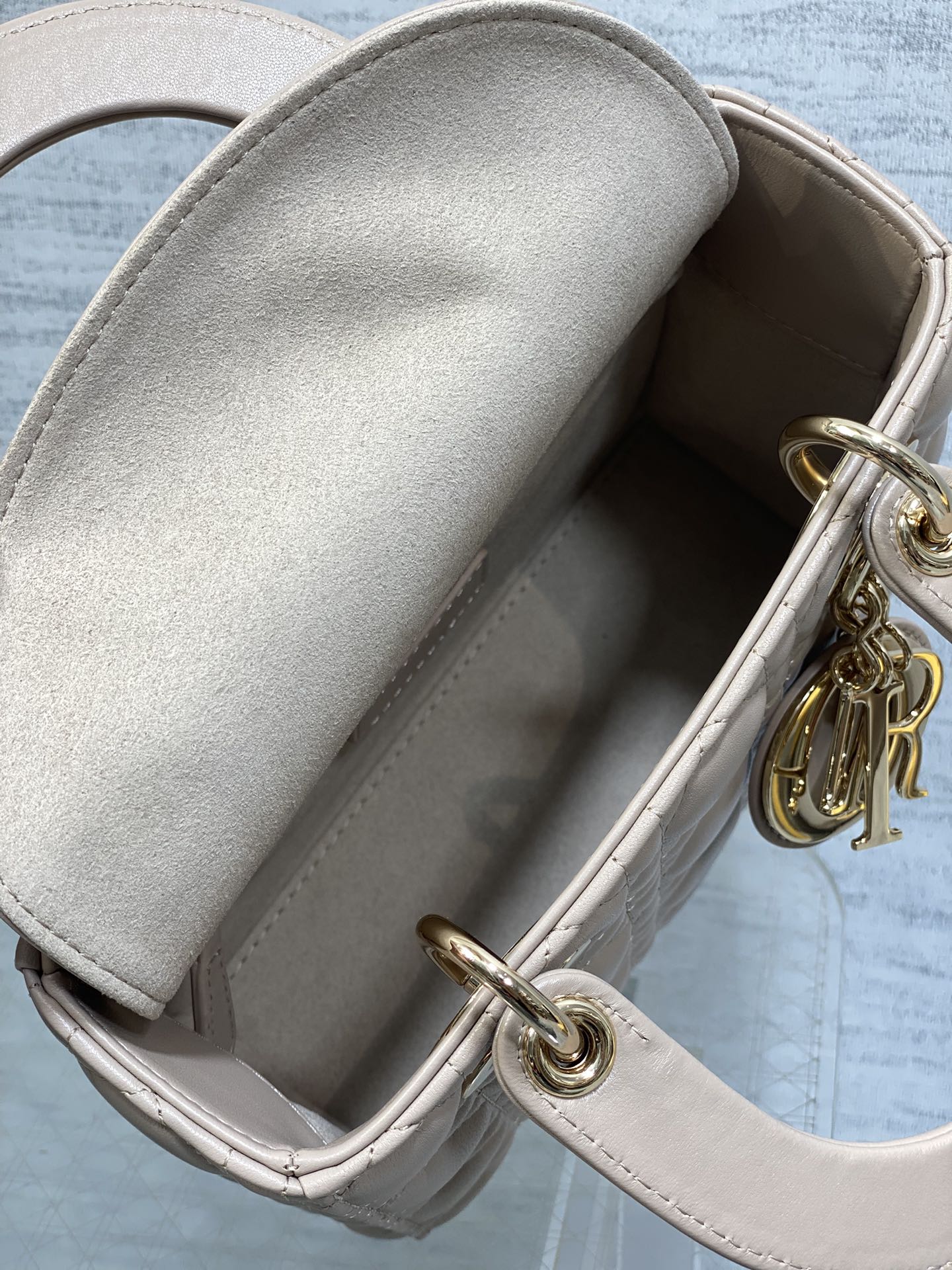 Dior Lady Dior Bag: Iconic Style, Fresh Spring Colors, & Customizable Strap 9 i1755074984 2222 5