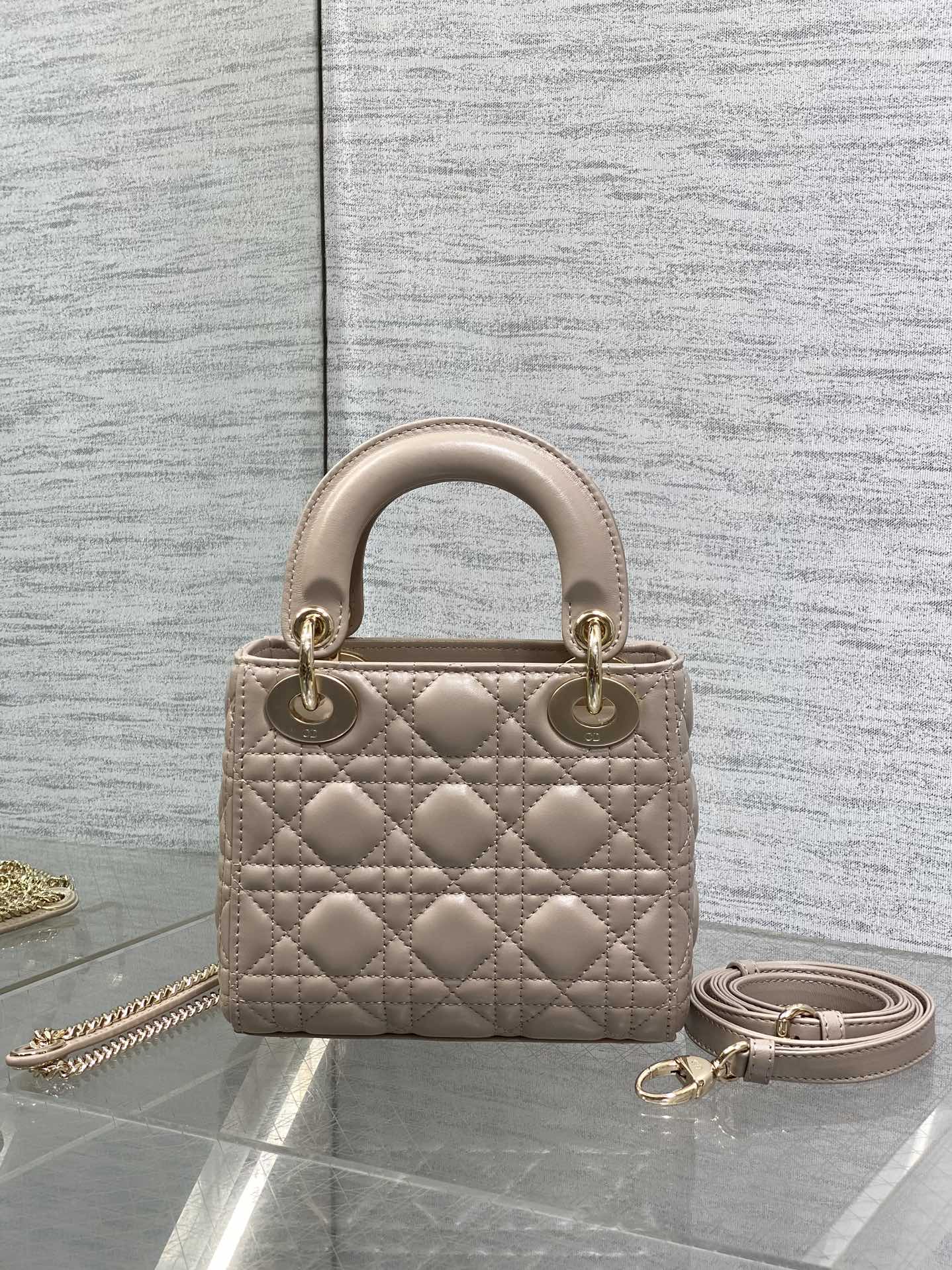 Classic Dior Lady Dior Bag: Elegant & Iconic 3-Compartment Handbag 6 i1755075034 1204 2