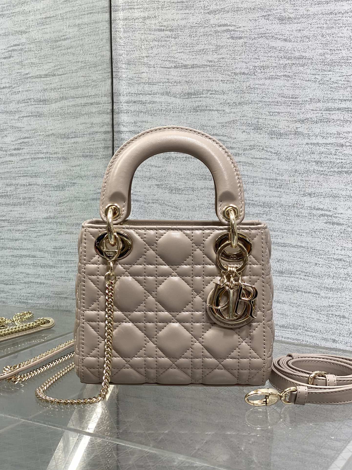 Classic Dior Lady Dior Bag: Elegant & Iconic 3-Compartment Handbag 3 i1755075034 1766 5